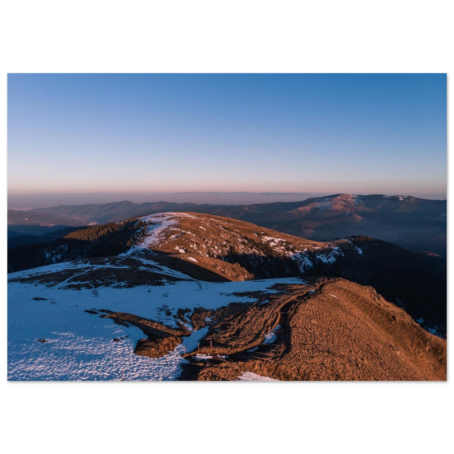 Photo aérienne du Hohneck enneigé au coucher du soleil — tableau photo paysage de montagne en Alu Dibond, fabrication française