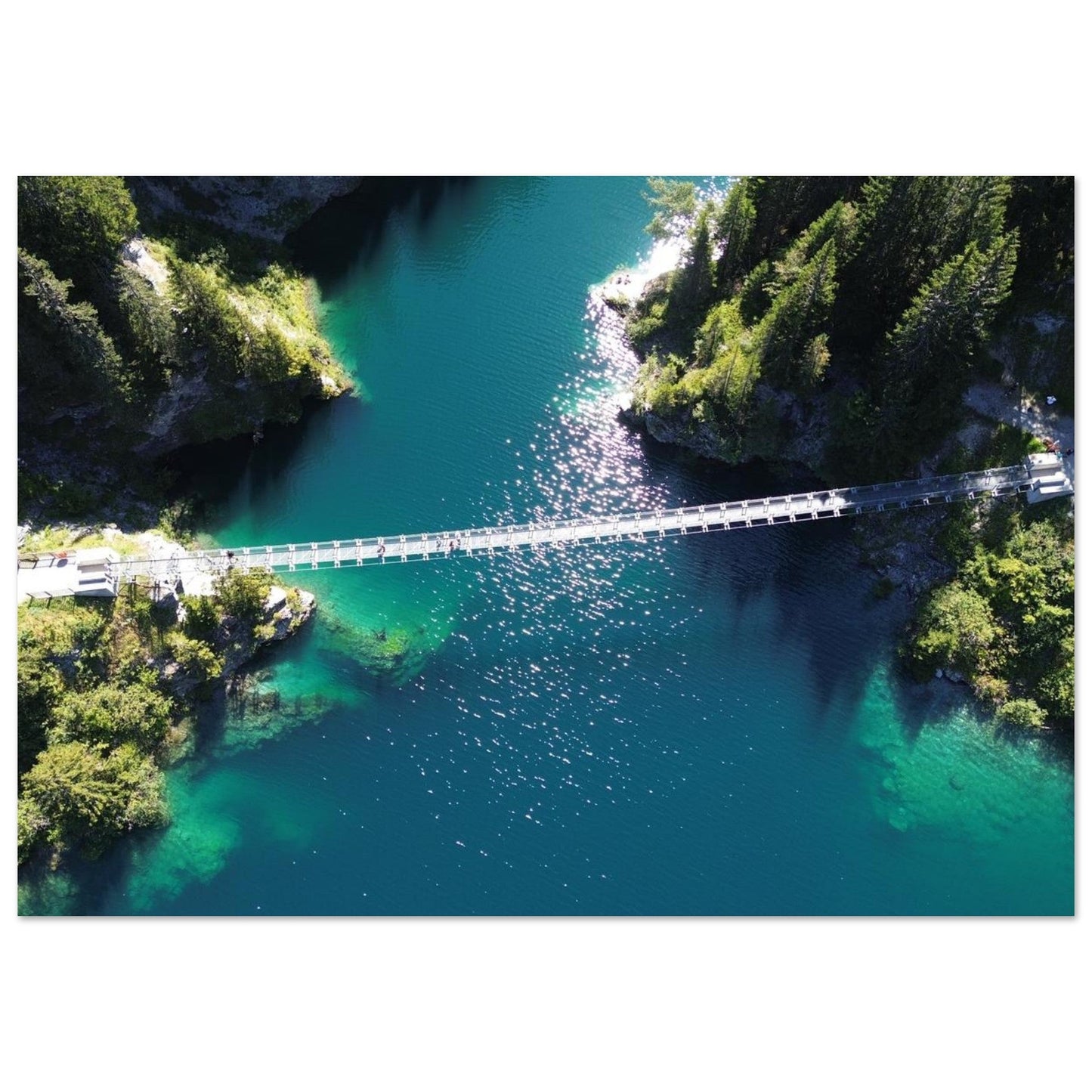 Photo aérienne du lac de Saint-Guérin dans le Beaufortain — tableau photo paysage de montagne en Alu Dibond, fabrication française