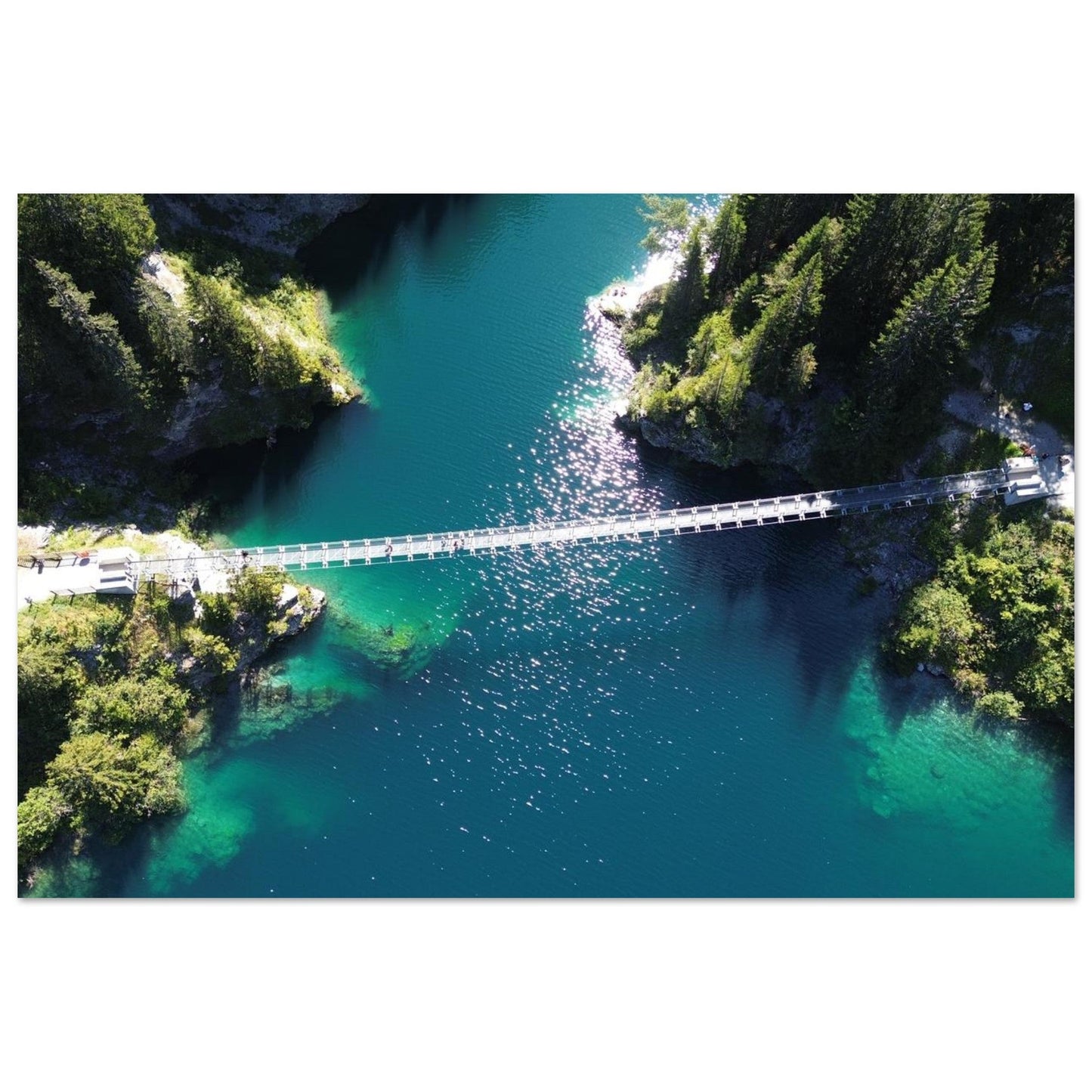 Photo aérienne du lac de Saint-Guérin dans le Beaufortain — tableau photo paysage de montagne en Alu Dibond, fabrication française