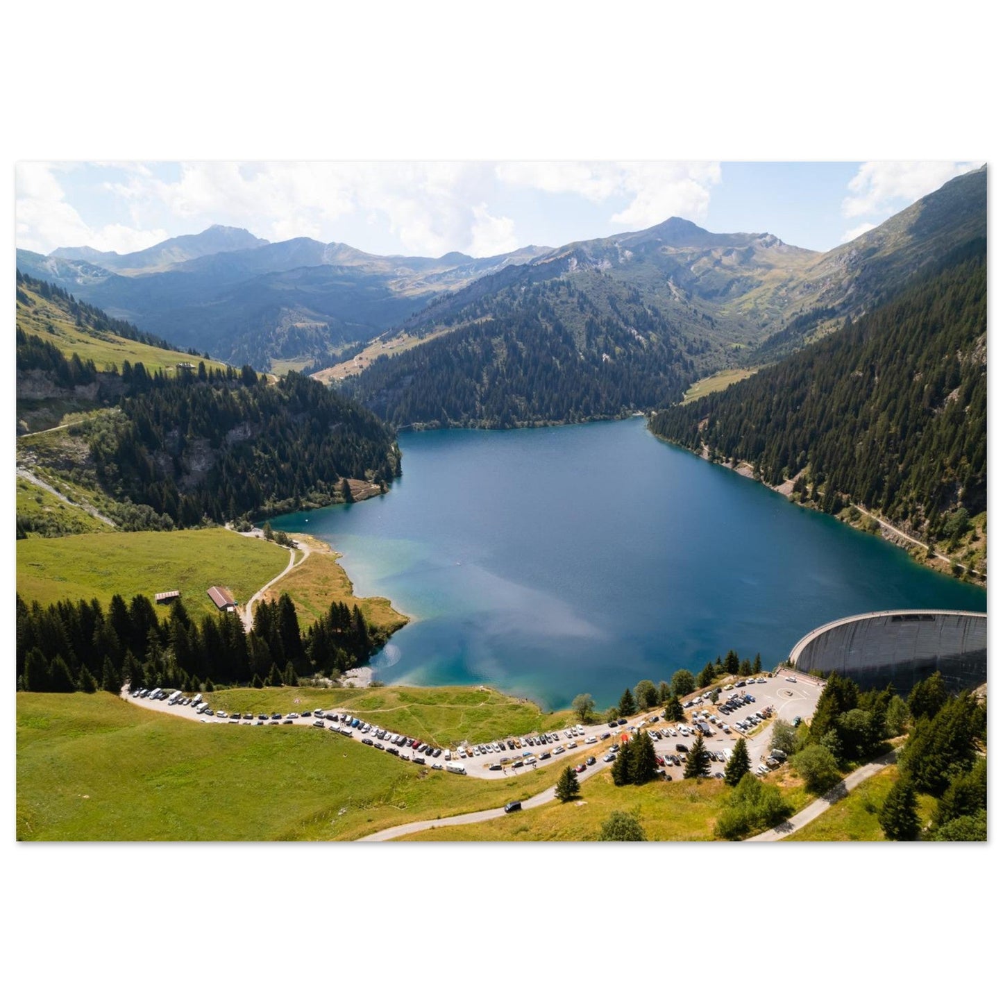 Photo aérienne du lac et du barrage de Saint-Guérin — tableau photo paysage de montagne en Alu Dibond, fabrication française