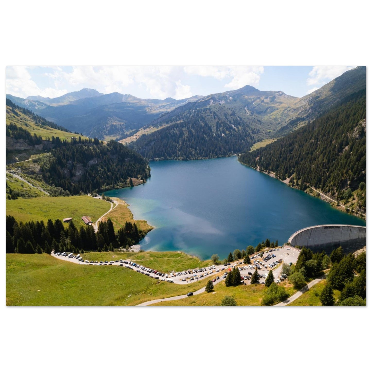 Photo aérienne du lac et du barrage de Saint-Guérin — tableau photo paysage de montagne en Alu Dibond, fabrication française
