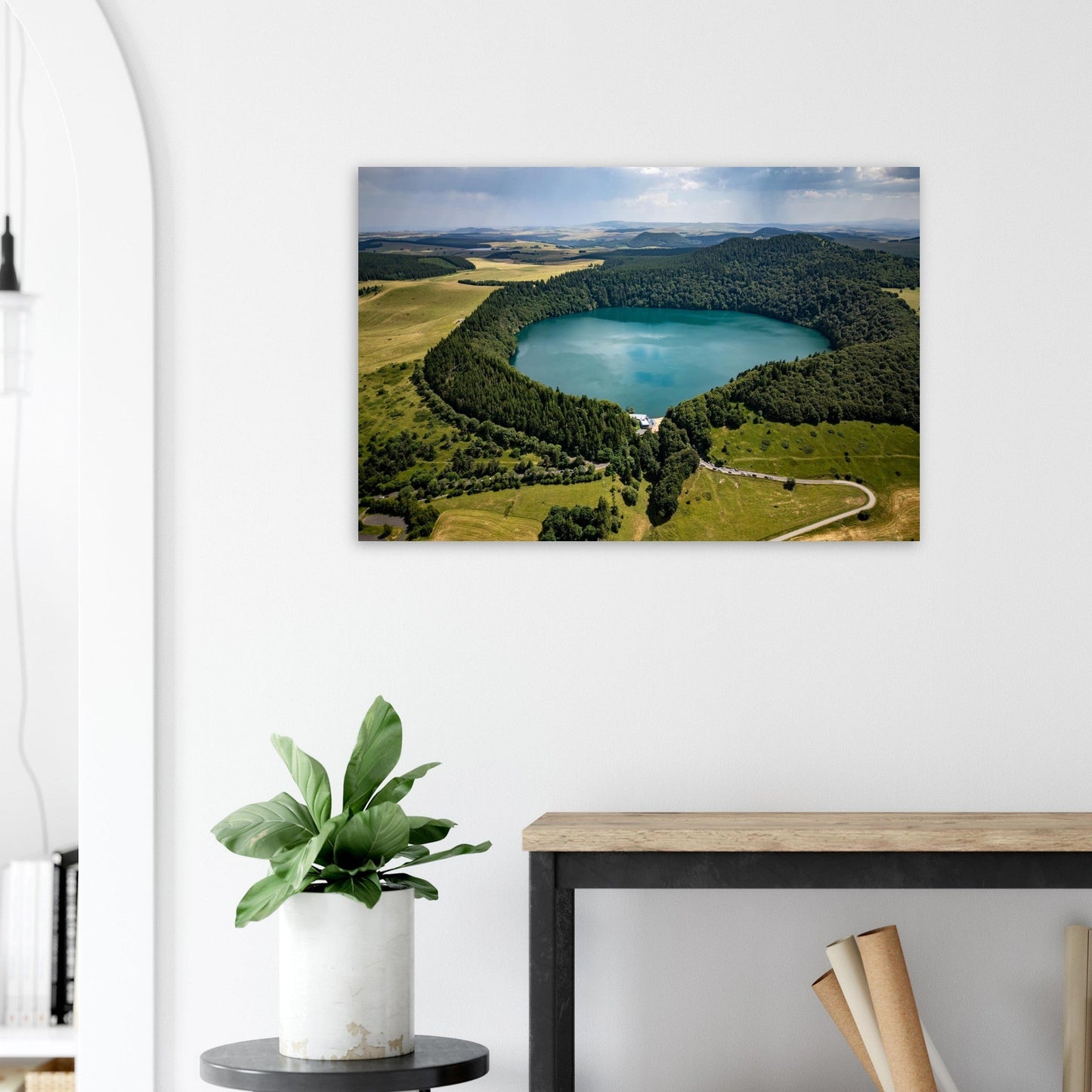 Tableau photo d’une vue aérienne du lac Pavin en Auvergne sur aluminium Dibond mat, présenté dans un intérieur