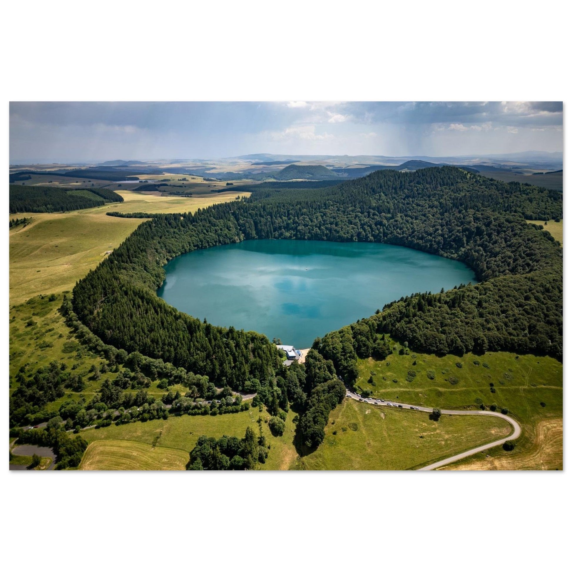 Tableau photo d’une vue aérienne du lac Pavin en Auvergne sur aluminium Dibond mat, format 30 × 45 cm