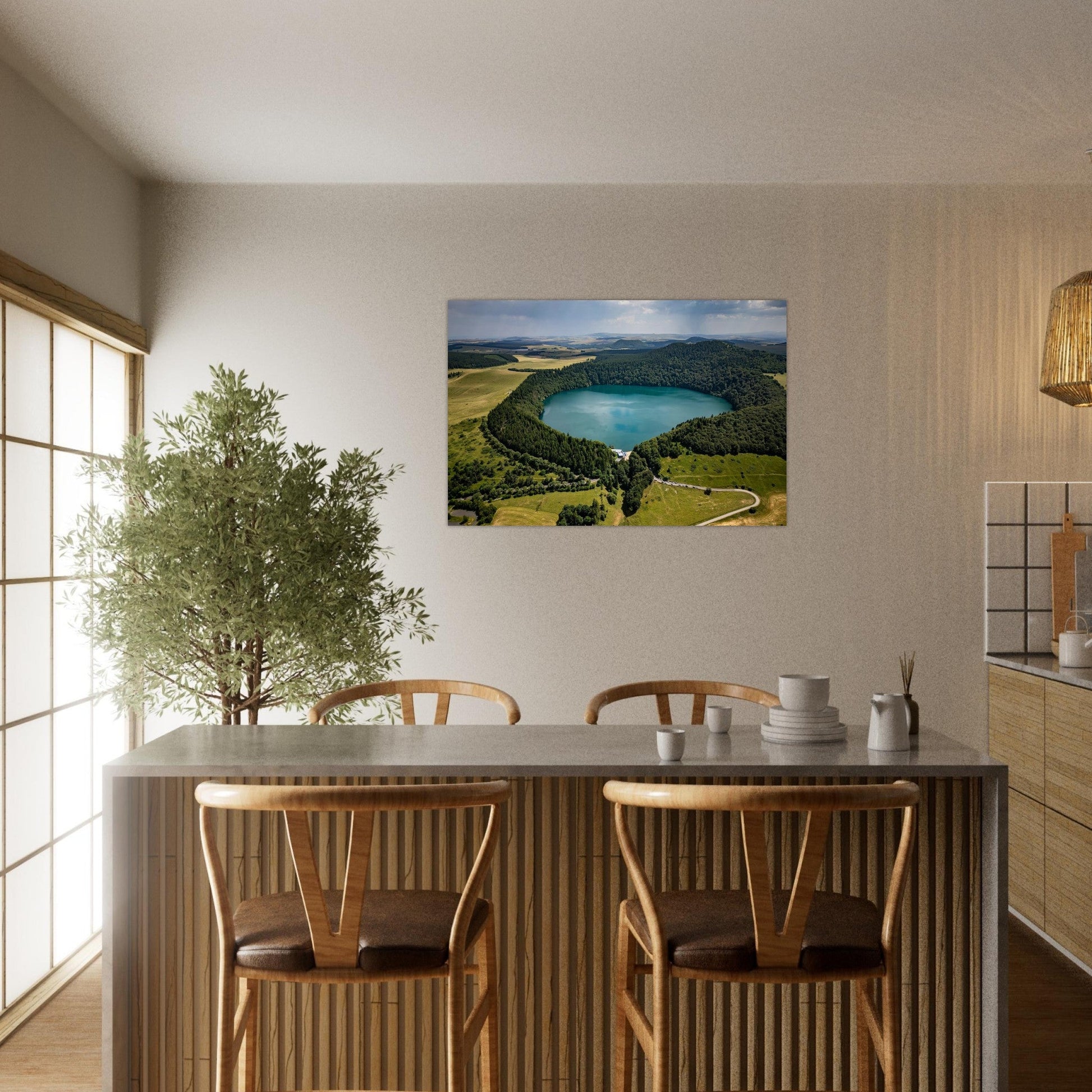 Tableau photo d’une vue aérienne du lac Pavin en Auvergne sur aluminium Dibond mat, présenté dans un espace de vie