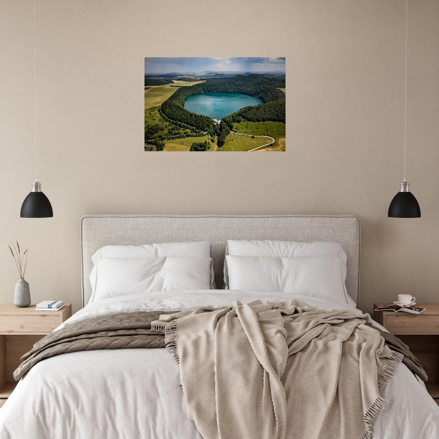 Tableau photo d’une vue aérienne du lac Pavin en Auvergne sur aluminium Dibond mat, exposé dans une chambre