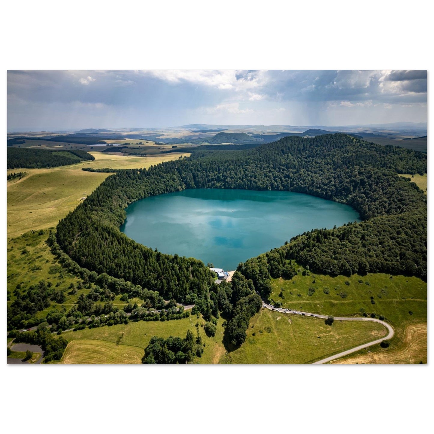 Tableau photo d’une vue aérienne du lac Pavin en Auvergne sur aluminium Dibond mat, format 70 × 100 cm