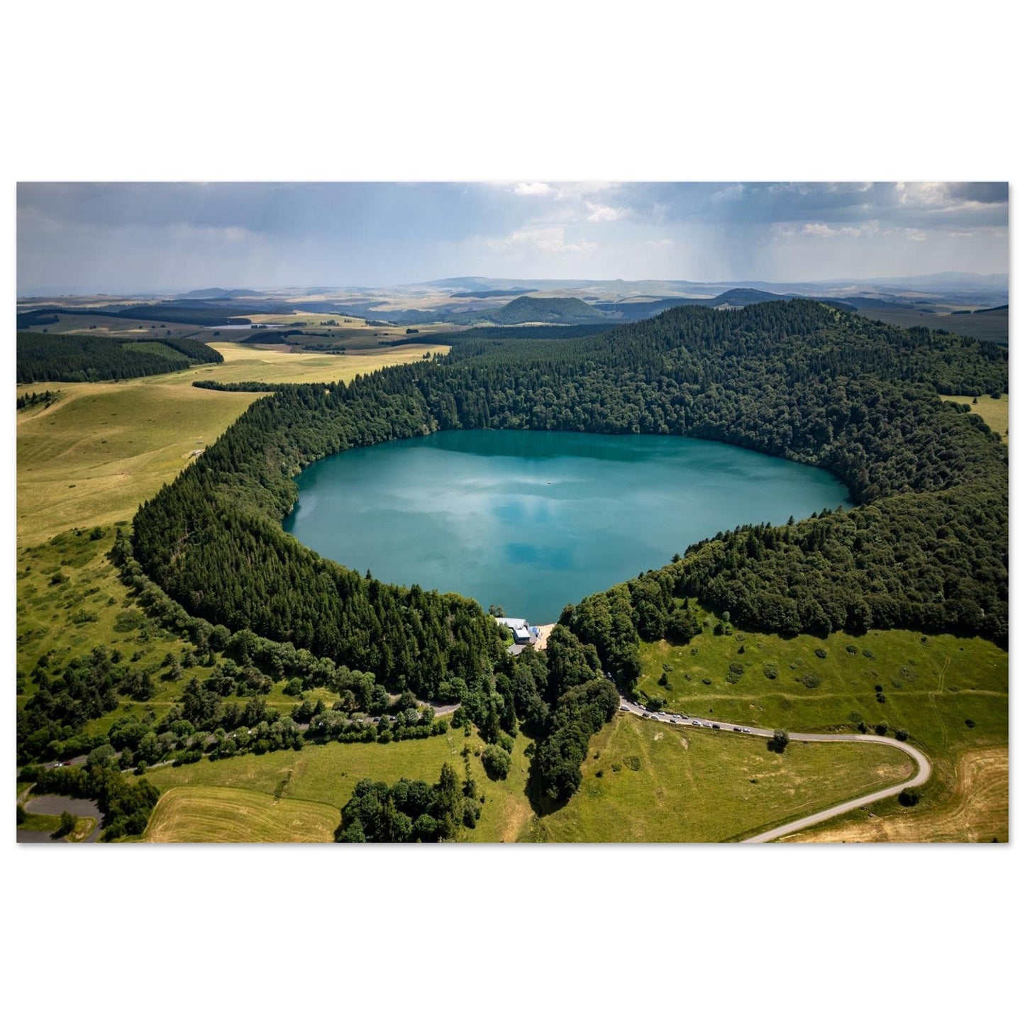 Tableau photo d’une vue aérienne du lac Pavin en Auvergne sur aluminium Dibond mat, format 60 × 90 cm