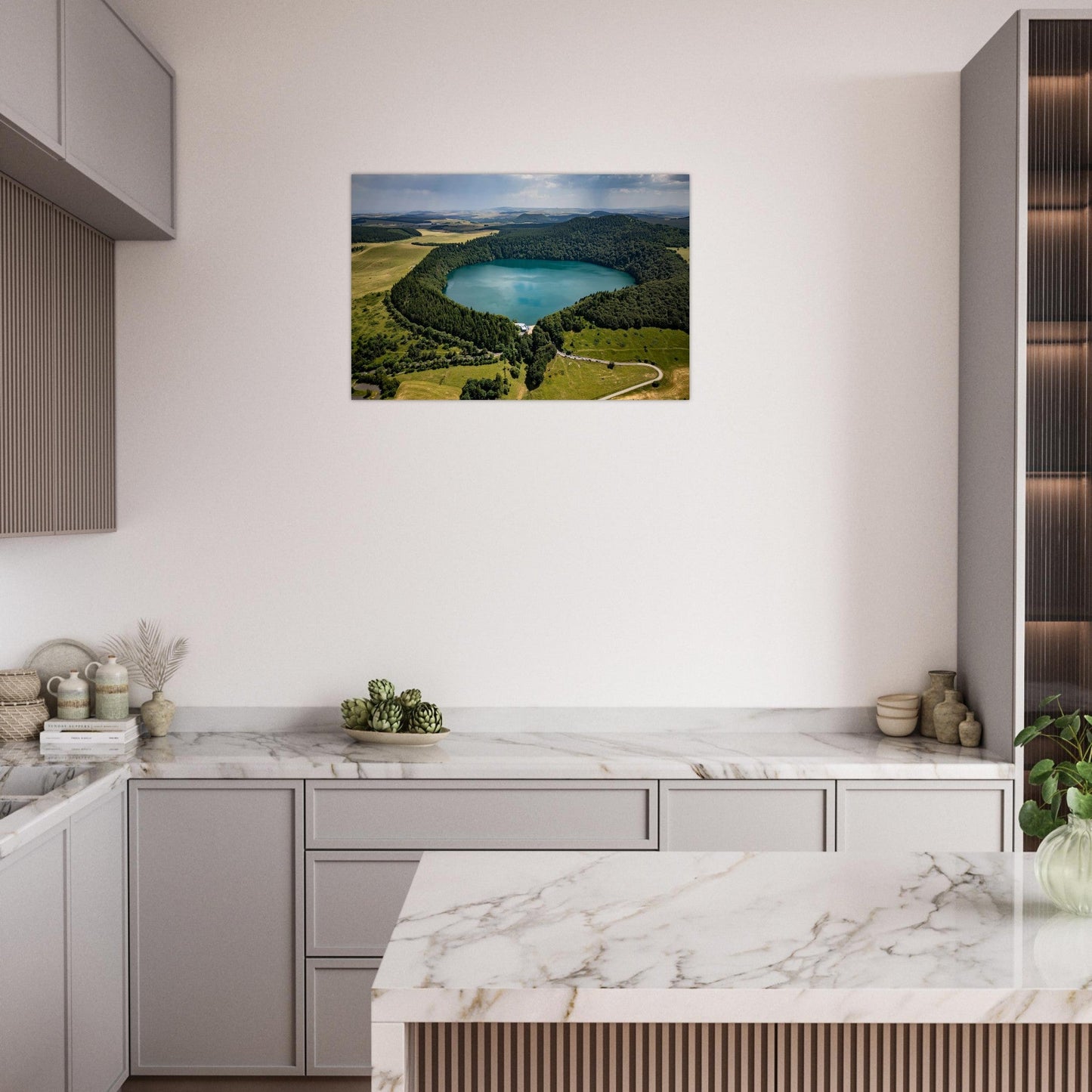 Tableau photo d’une vue aérienne du lac Pavin en Auvergne sur aluminium Dibond mat, accroché sur un mur clair