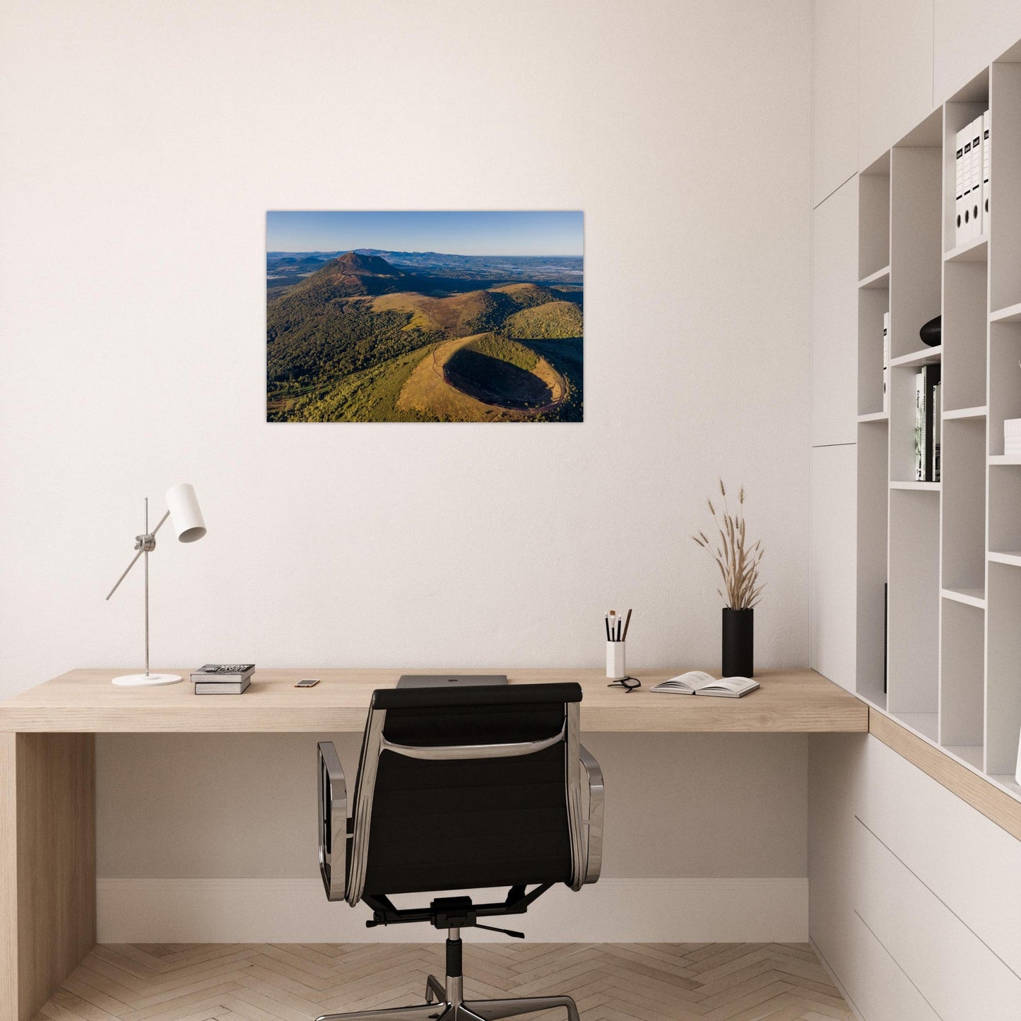 Tableau photo d’une vue aérienne du Puy de Pariou et du Puy de Dôme sur aluminium Dibond mat, présenté dans un espace de travail