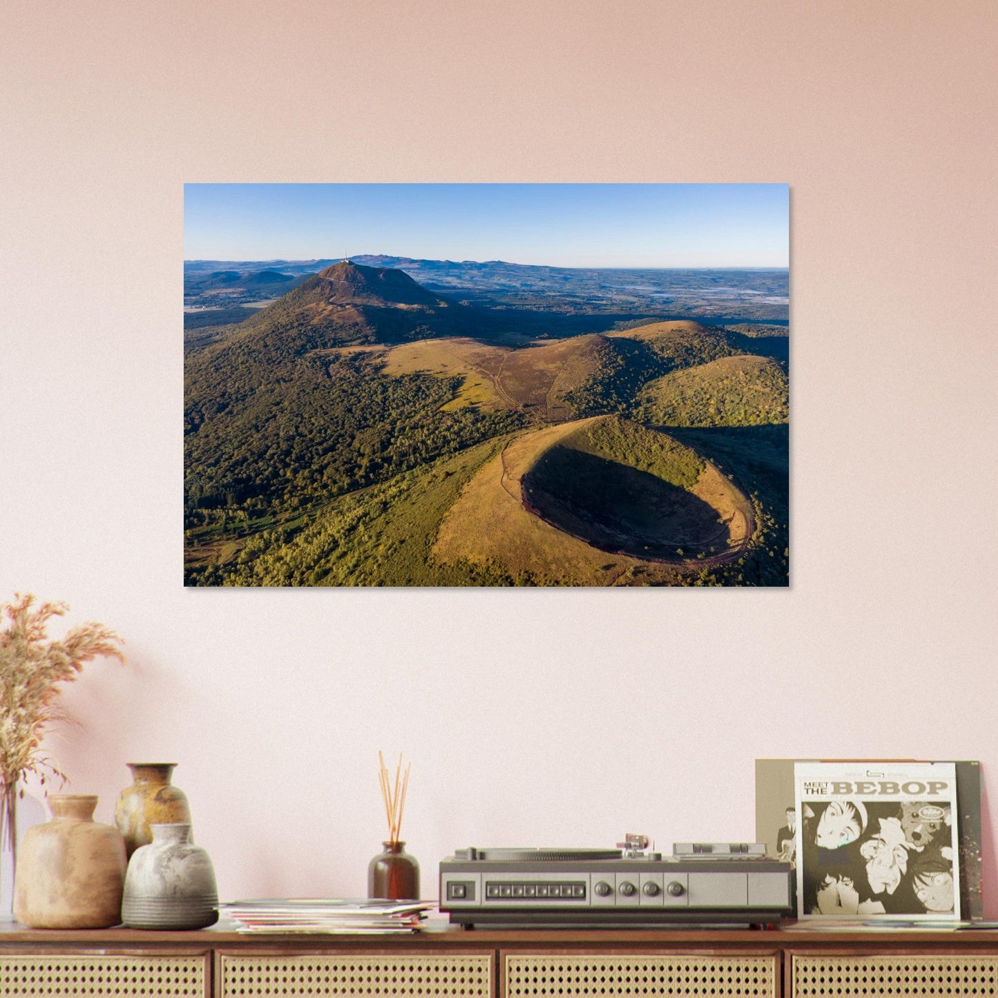 Tableau photo d’une vue aérienne du Puy de Pariou et du Puy de Dôme sur aluminium Dibond mat, accroché sur un mur clair