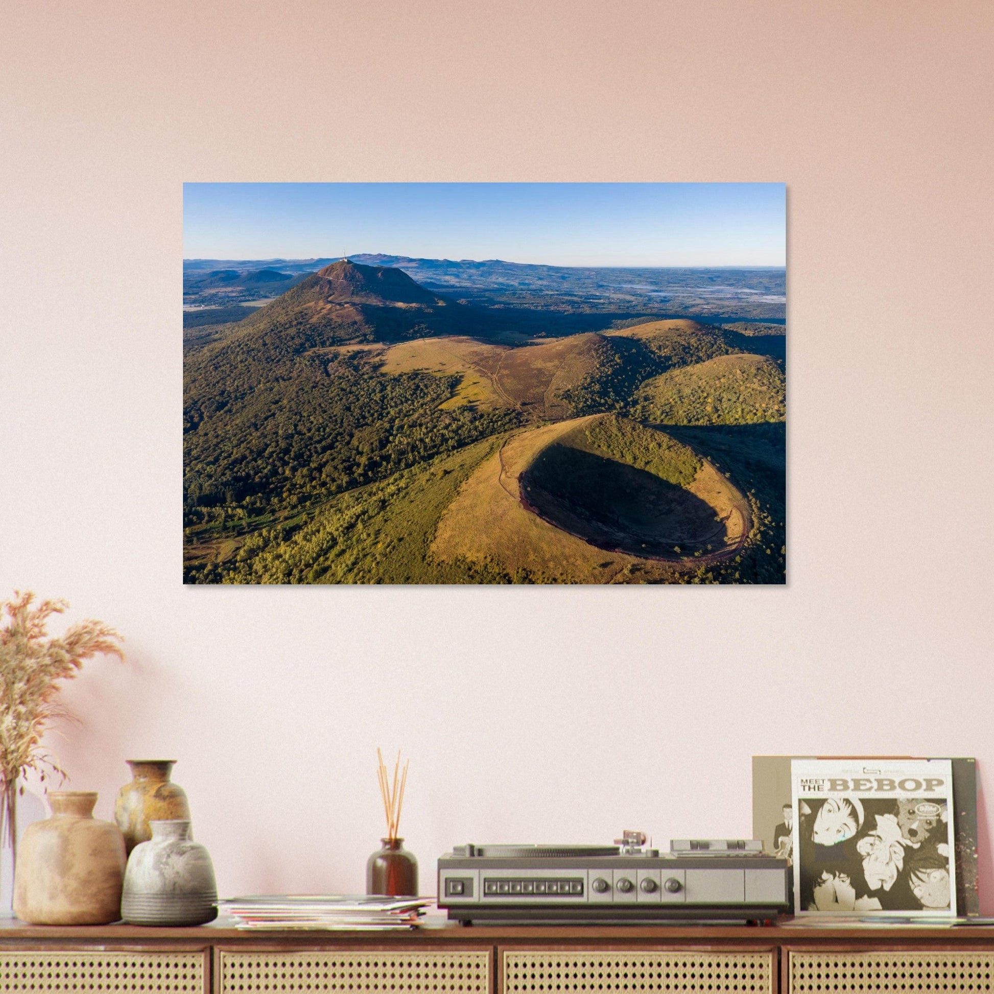 Tableau photo d’une vue aérienne du Puy de Pariou et du Puy de Dôme sur aluminium Dibond mat, accroché sur un mur clair