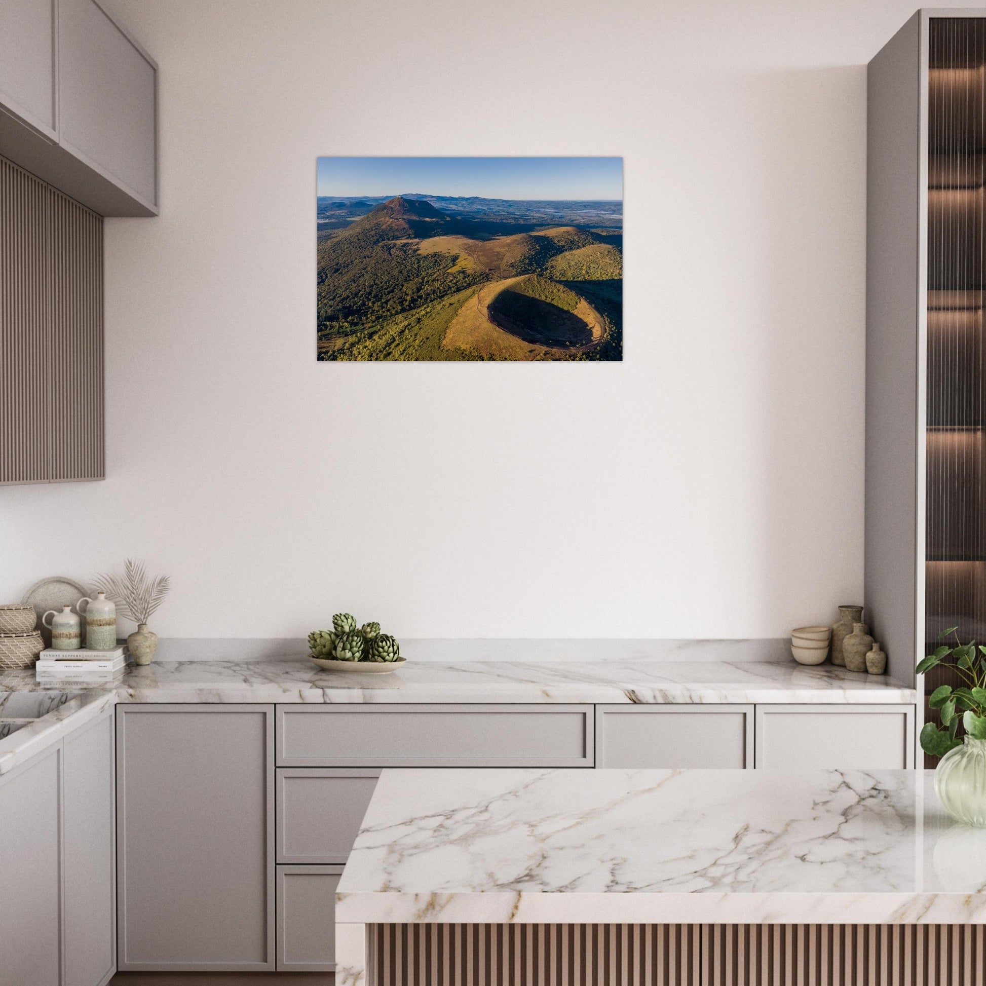 Tableau photo d’une vue aérienne du Puy de Pariou et du Puy de Dôme sur aluminium Dibond mat, présenté dans un espace de vie