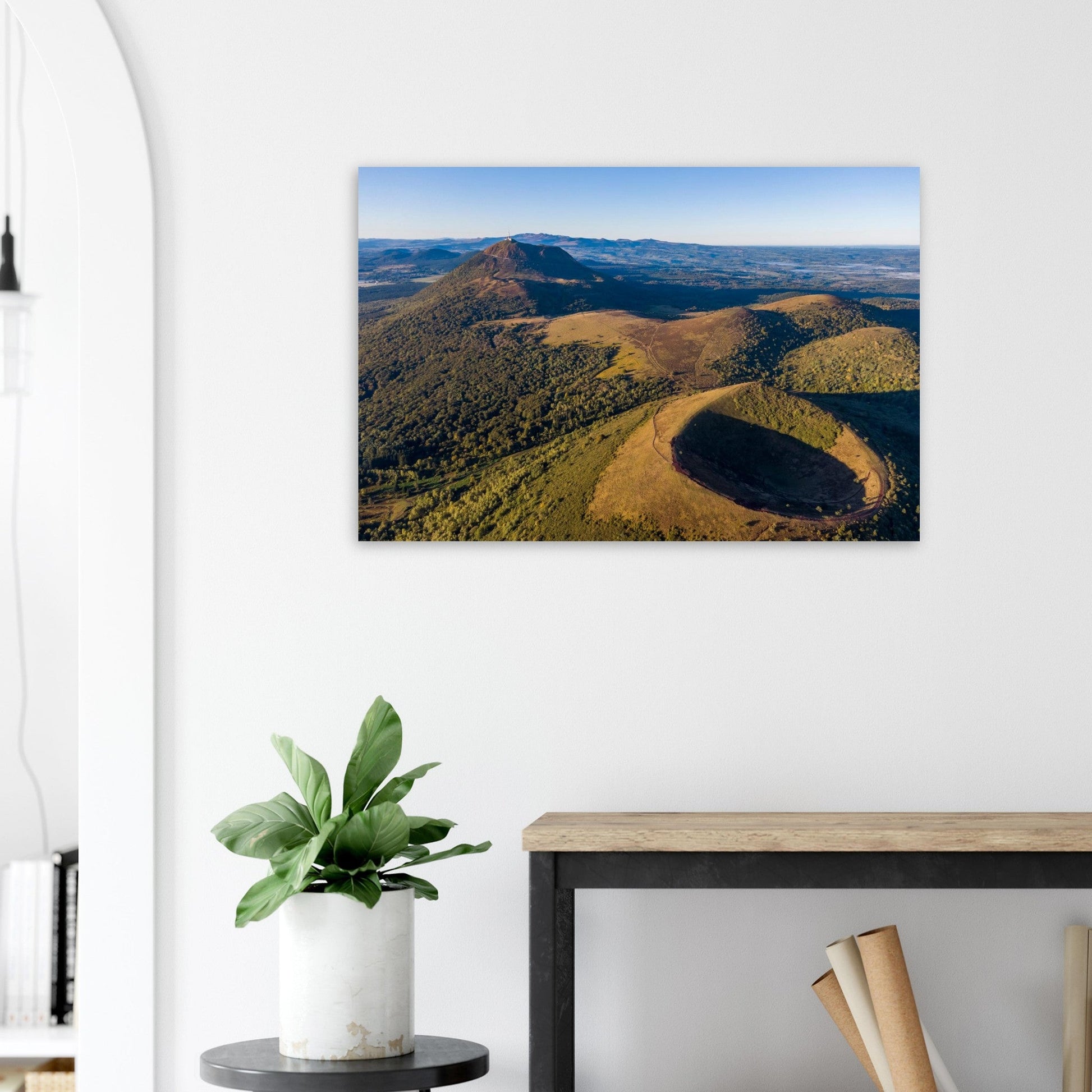 Tableau photo d’une vue aérienne du Puy de Pariou et du Puy de Dôme sur aluminium Dibond mat, exposé dans une chambre