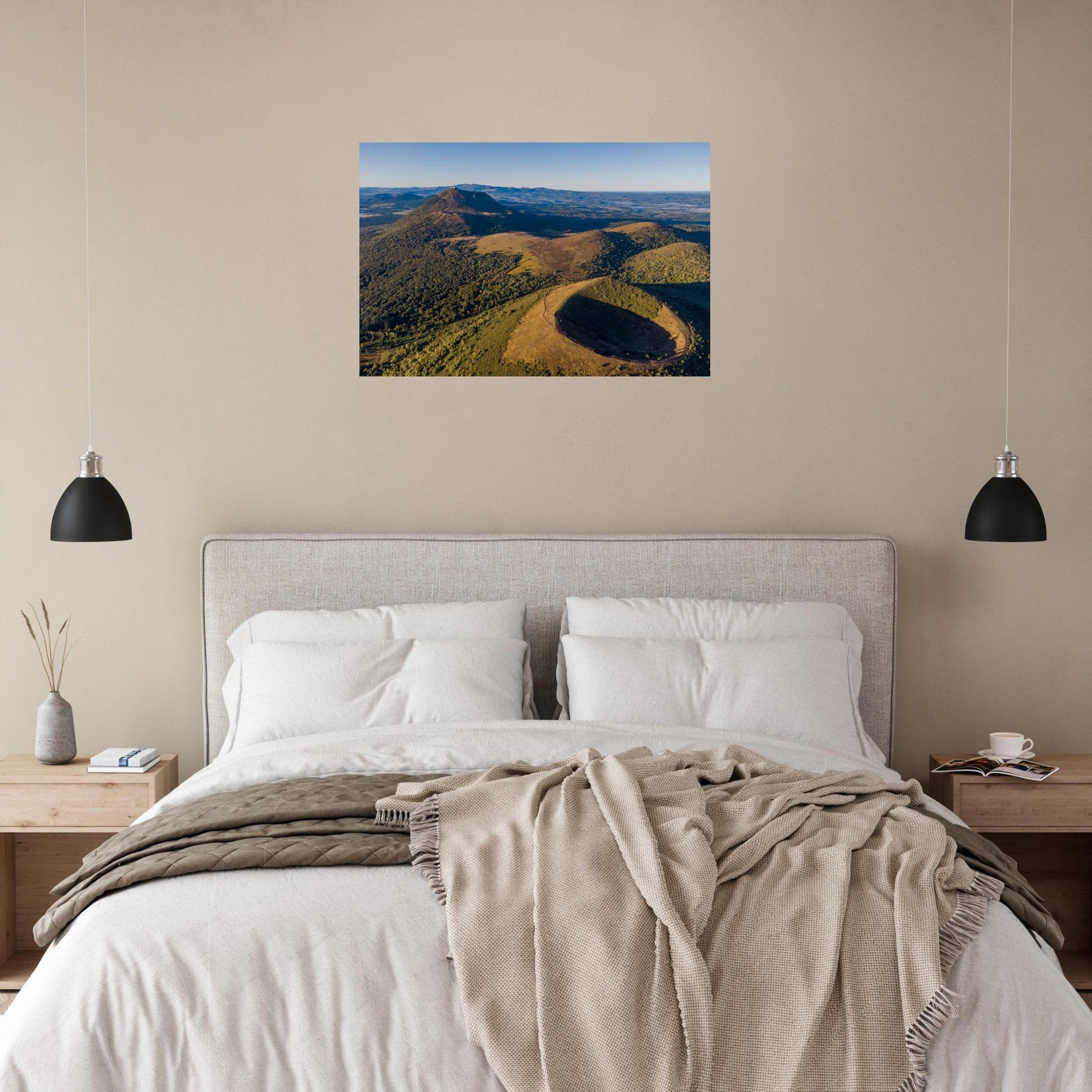Tableau photo d’une vue aérienne du Puy de Pariou et du Puy de Dôme sur aluminium Dibond mat, mis en scène dans une cuisine moderne