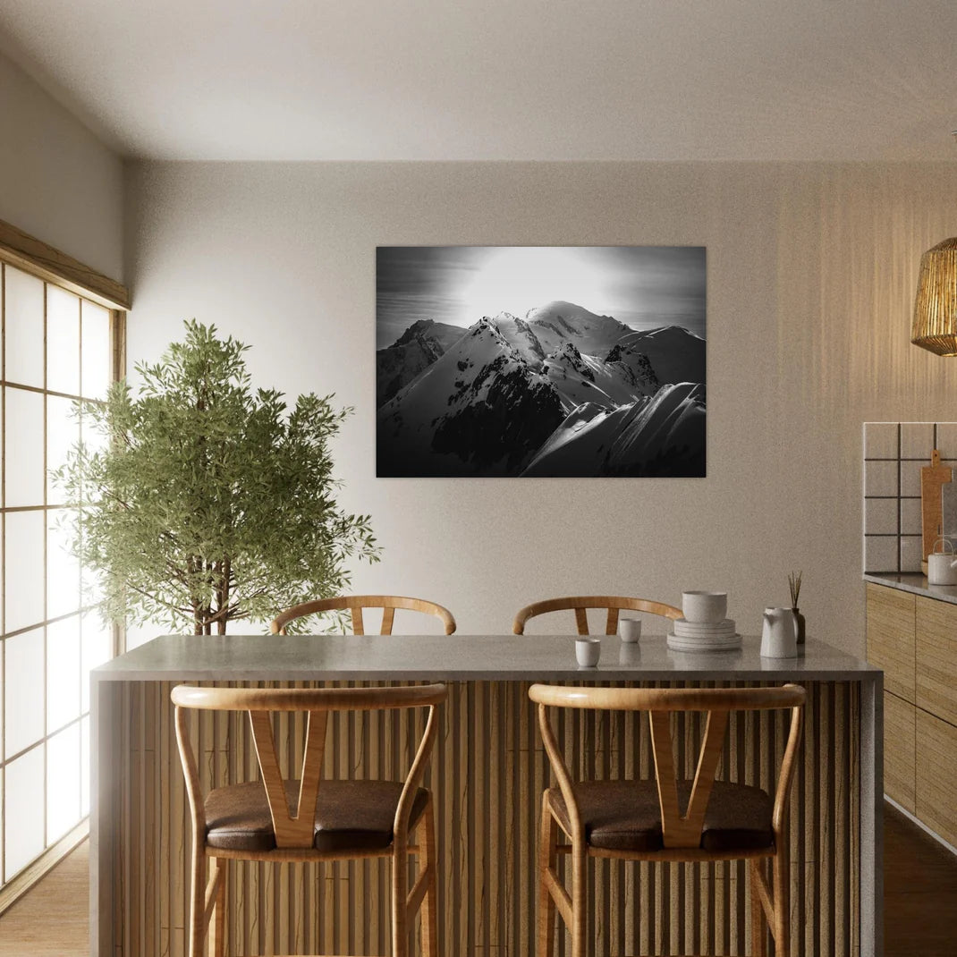 Tableau photo noir et blanc de l’Aiguille Crochue et du Mont-Blanc au coucher du soleil, accroché en salle à manger