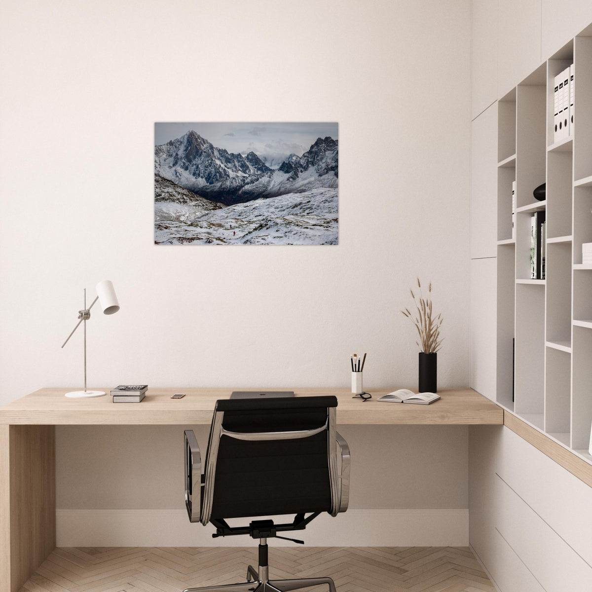 Tableau photo de l’Aiguille Verte depuis l’Aiguillette des Houches sur aluminium Dibond mat, présenté au-dessus d’un bureau en bois