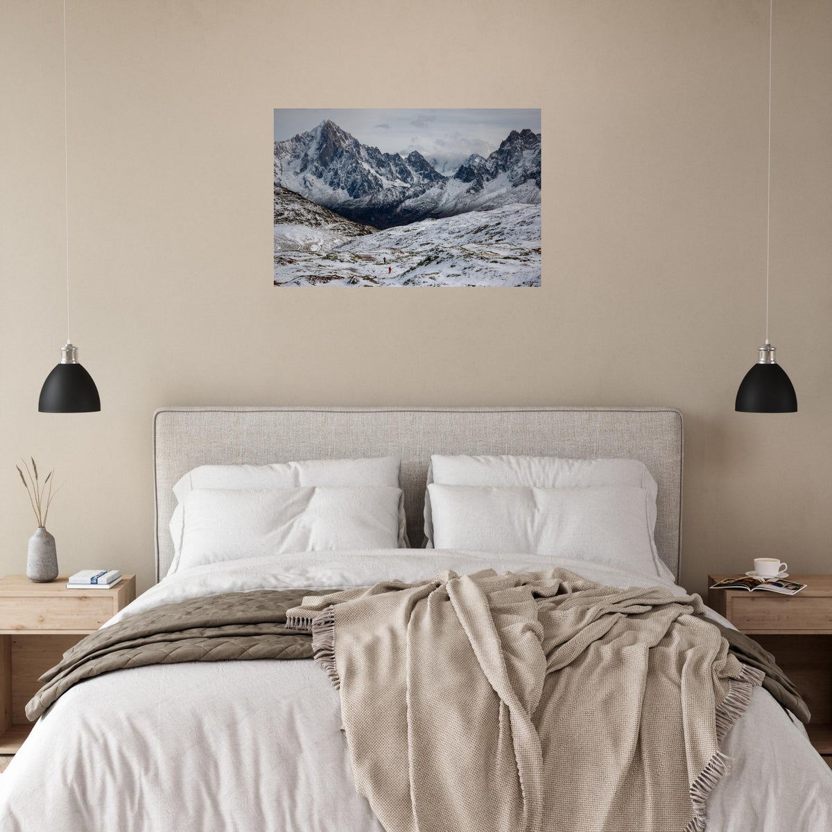 Tableau photo de l’Aiguille Verte depuis l’Aiguillette des Houches sur aluminium Dibond mat, accroché au-dessus du lit dans une chambre