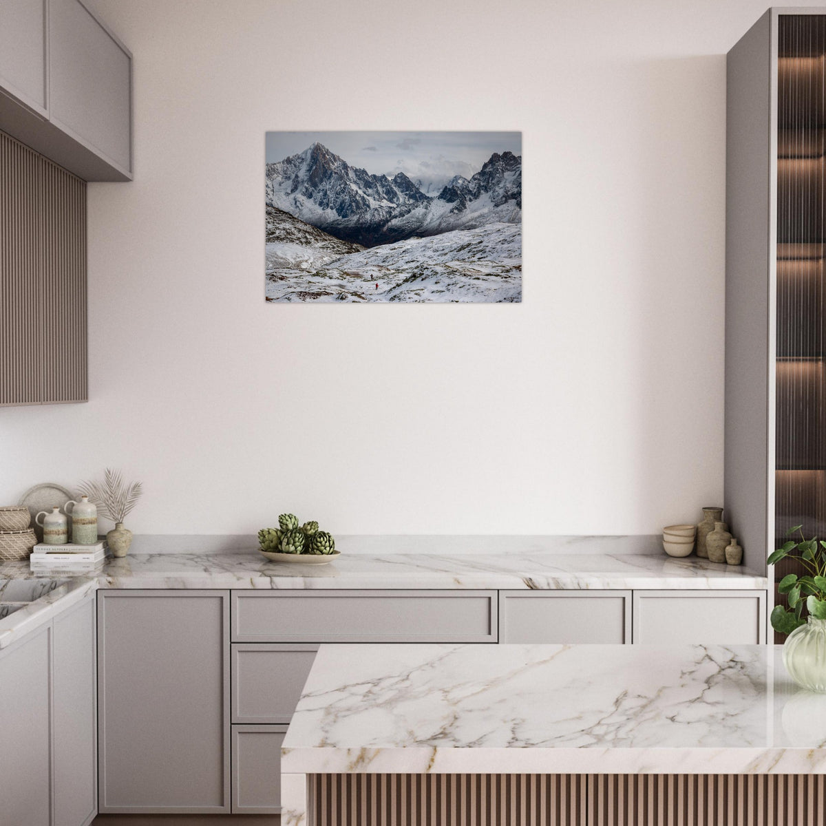 Tableau photo de l’Aiguille Verte depuis l’Aiguillette des Houches sur aluminium Dibond mat, présenté dans une cuisine aux meubles gris