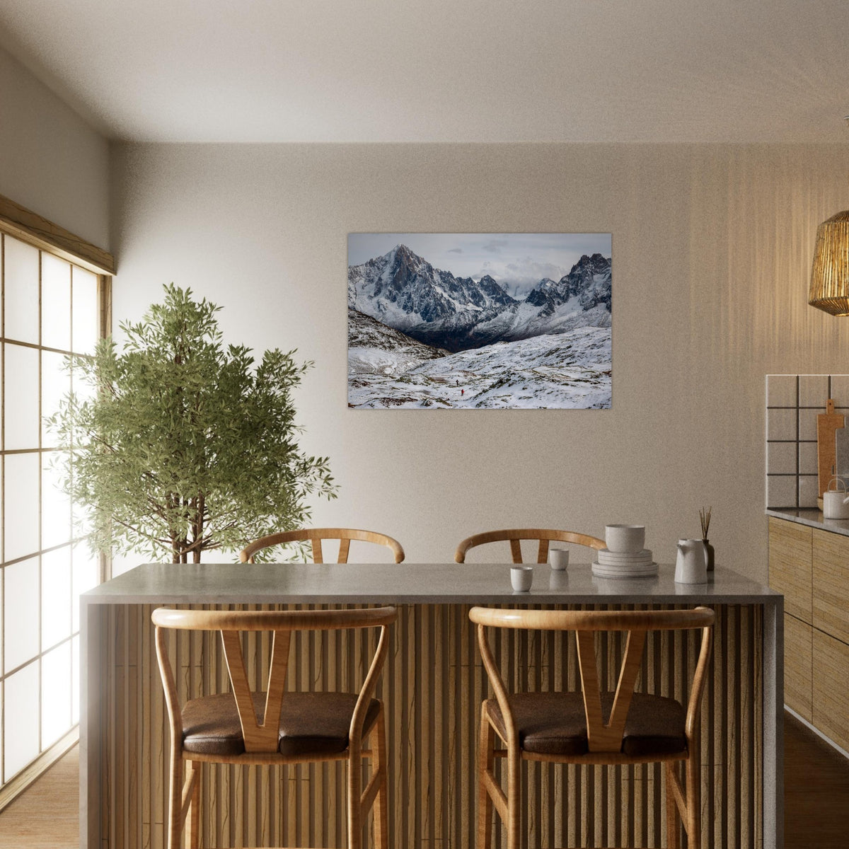 Tableau photo de l’Aiguille Verte depuis l’Aiguillette des Houches sur aluminium Dibond mat, présenté dans un espace repas avec table et chaises en bois