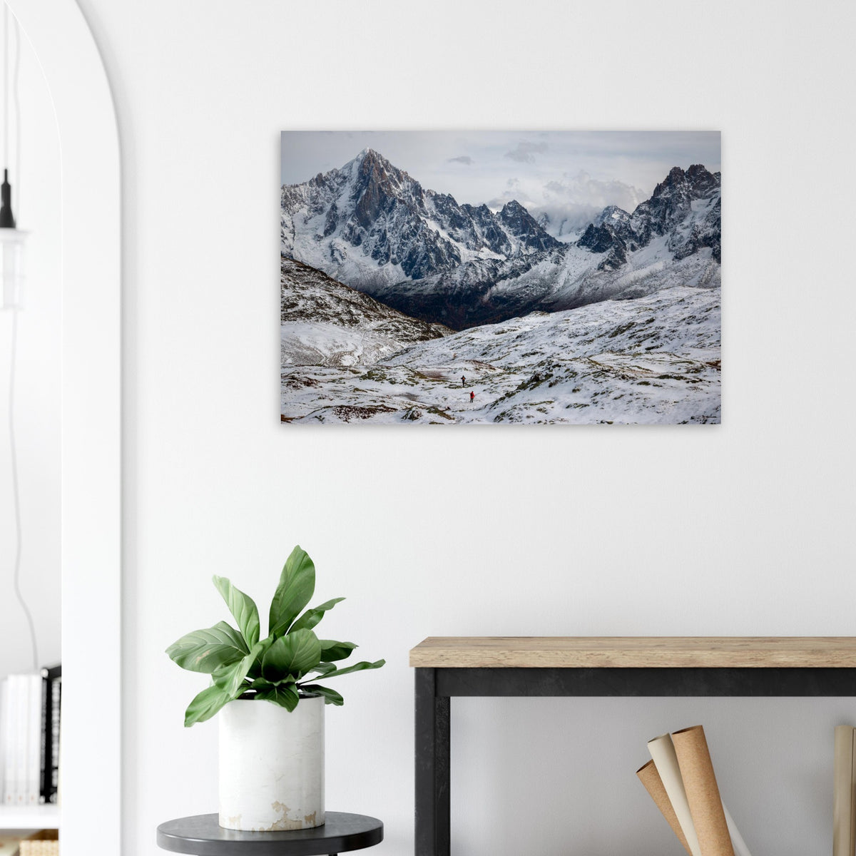 Tableau photo de l’Aiguille Verte depuis l’Aiguillette des Houches sur aluminium Dibond mat, exposé sur un mur blanc au-dessus d’une console, près d’une plante