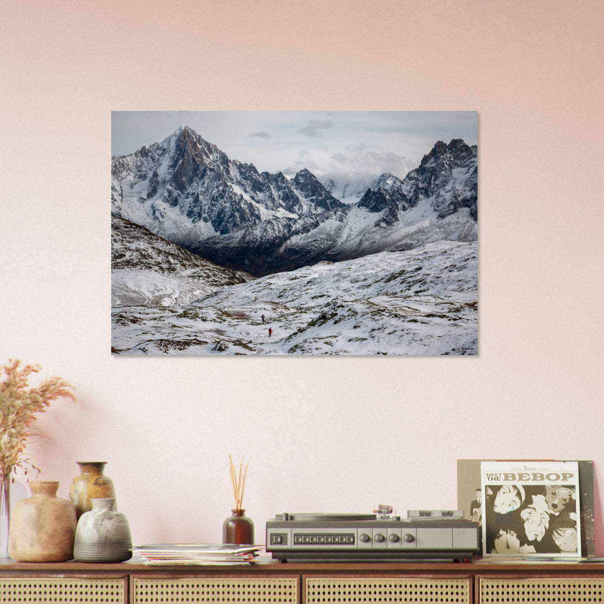 Tableau photo de l’Aiguille Verte depuis l’Aiguillette des Houches sur aluminium Dibond mat, accroché sur un mur rose clair au-dessus d’un buffet