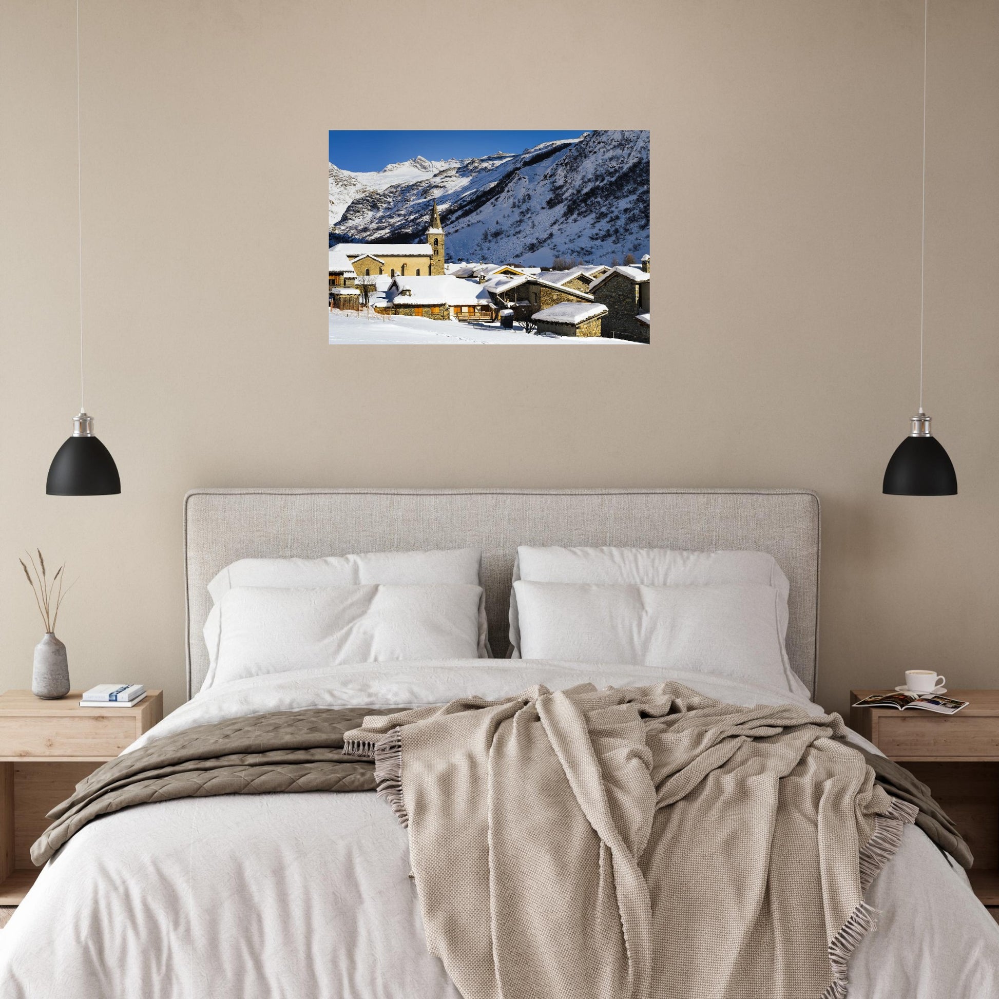 Intérieur contemporain avec le tableau photo du vieux village de Bonneval-sur-Arc en hiver