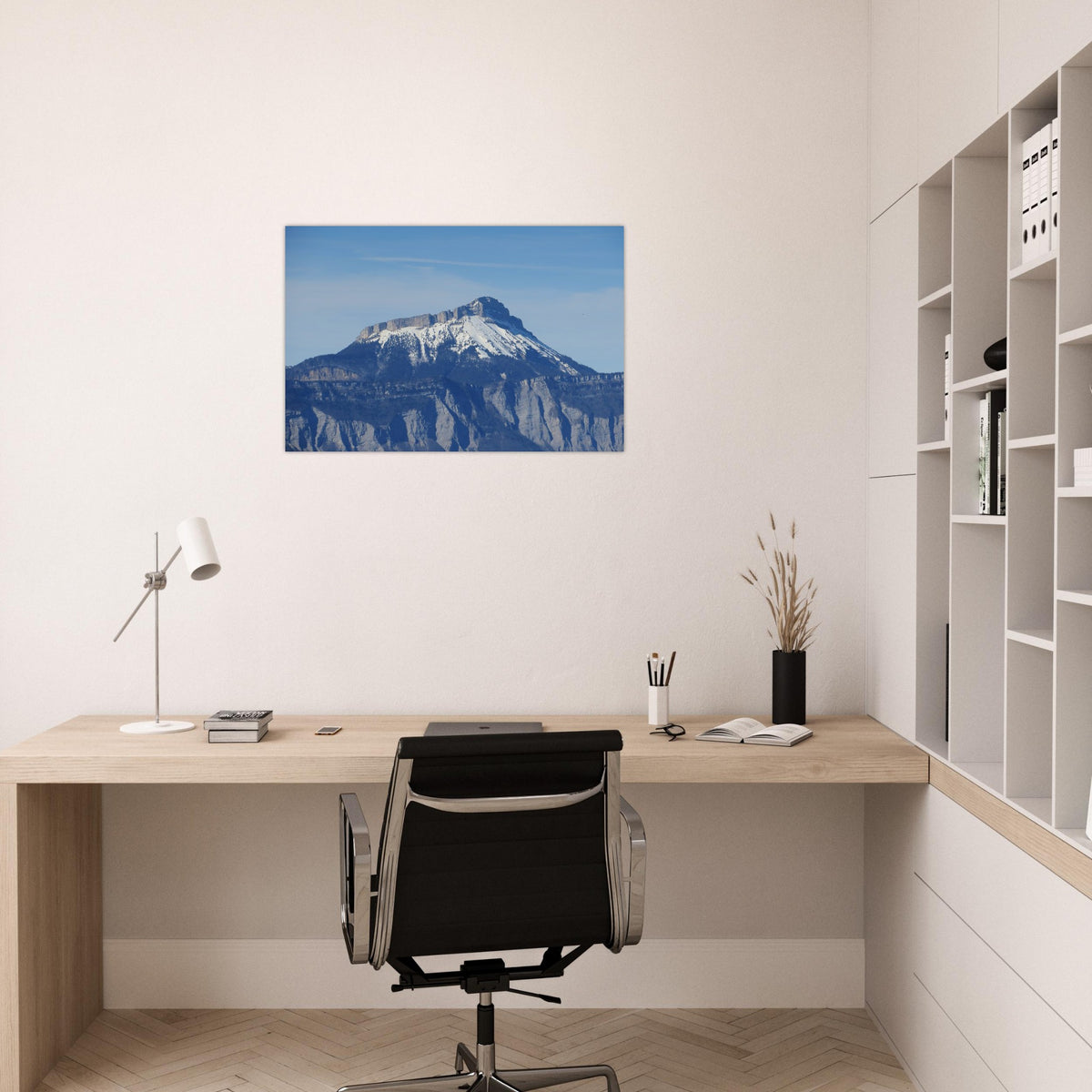 Tableau photo de Chamechaude sous la neige sur aluminium Dibond mat, présenté au-dessus d’un bureau en bois