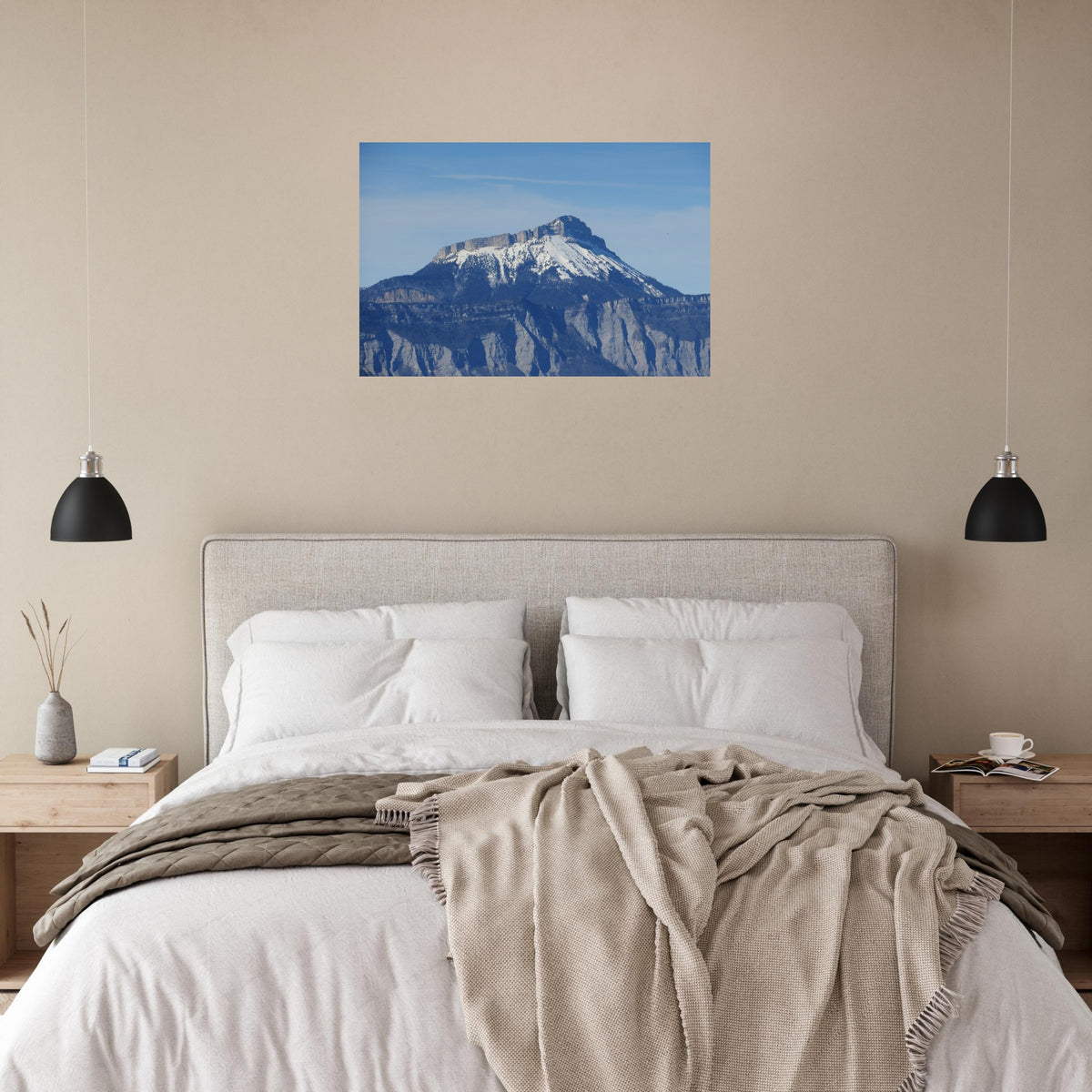 Tableau photo de Chamechaude sous la neige sur aluminium Dibond mat, accroché au-dessus du lit dans une chambre