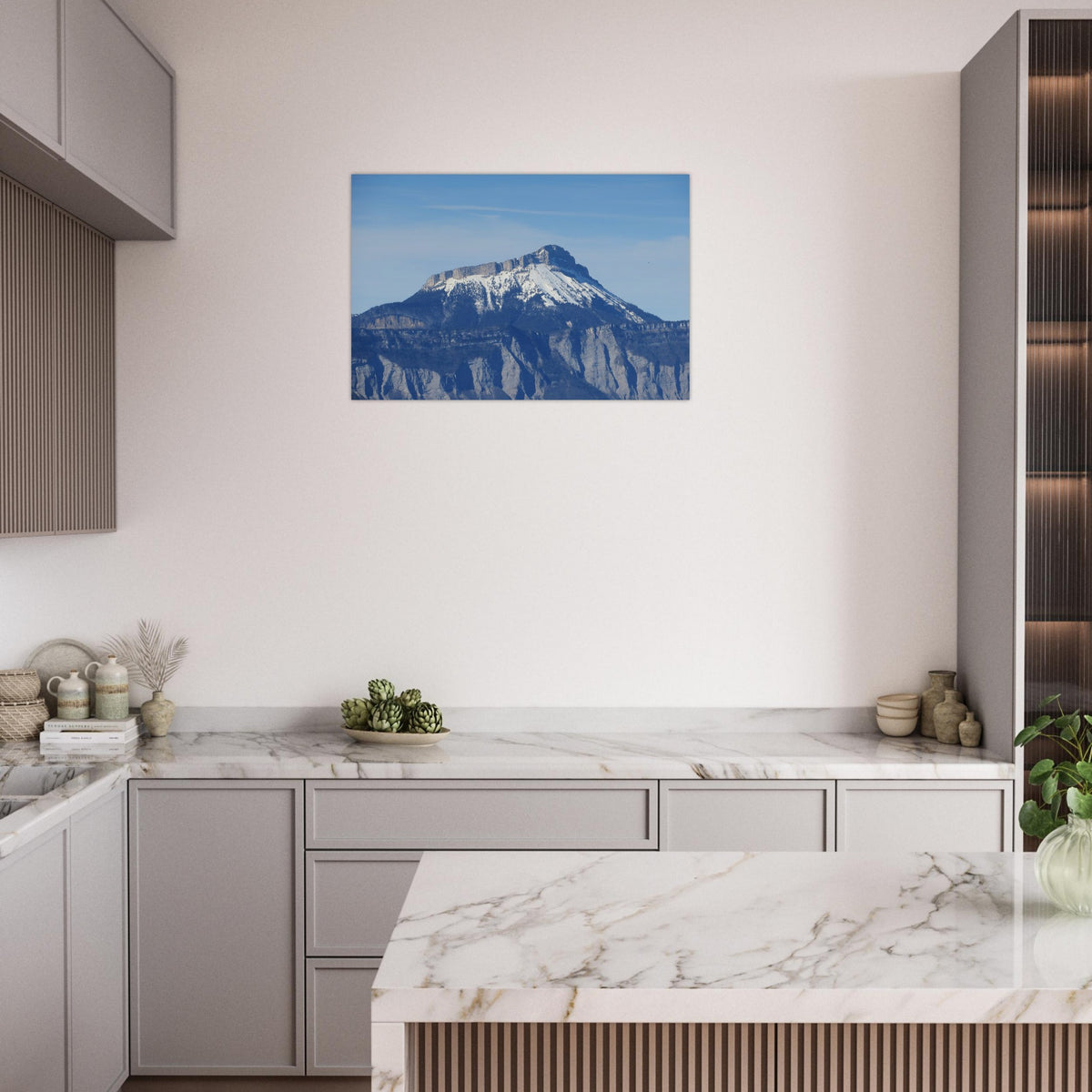 Tableau photo de Chamechaude sous la neige sur aluminium Dibond mat, présenté dans une cuisine aux meubles gris