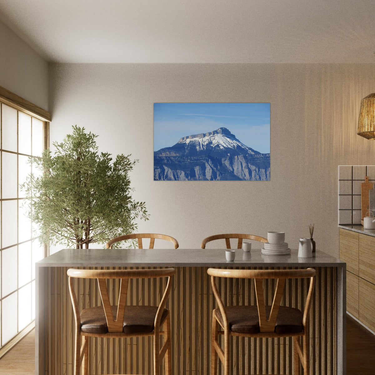 Tableau photo de Chamechaude sous la neige sur aluminium Dibond mat, présenté dans un espace repas avec table et chaises en bois