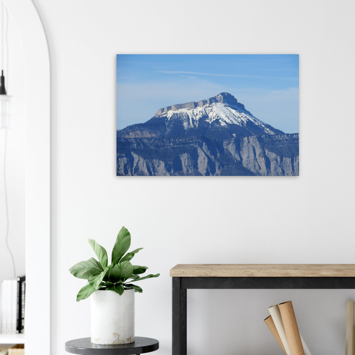 Tableau photo de Chamechaude sous la neige sur aluminium Dibond mat, exposé sur un mur blanc au-dessus d’une console, près d’une plante