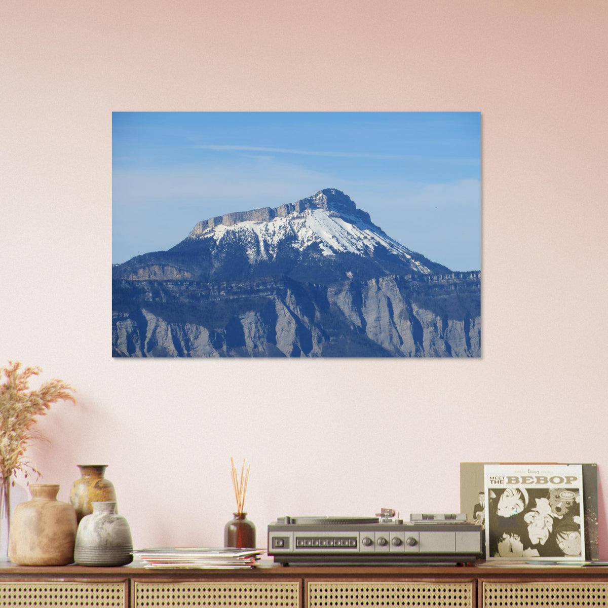 Tableau photo de Chamechaude sous la neige sur aluminium Dibond mat, accroché sur un mur rose clair au-dessus d’un buffet