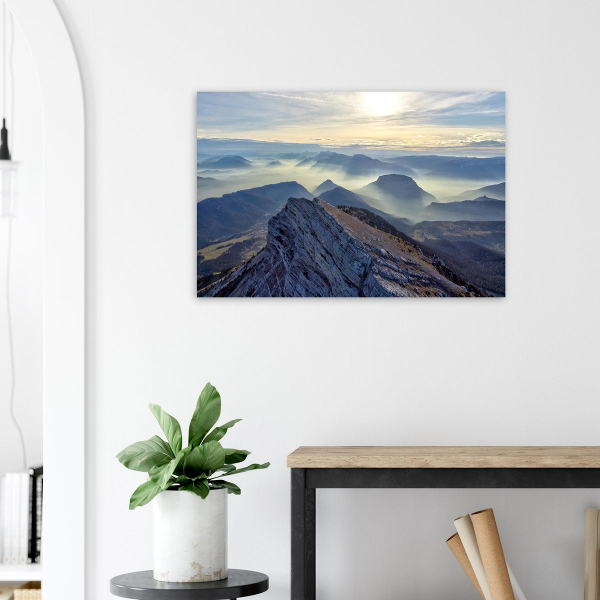 Tableau photo de Chamechaude et de ses falaises sur aluminium Dibond mat, exposé sur un mur blanc au-dessus d’une console, près d’une plante