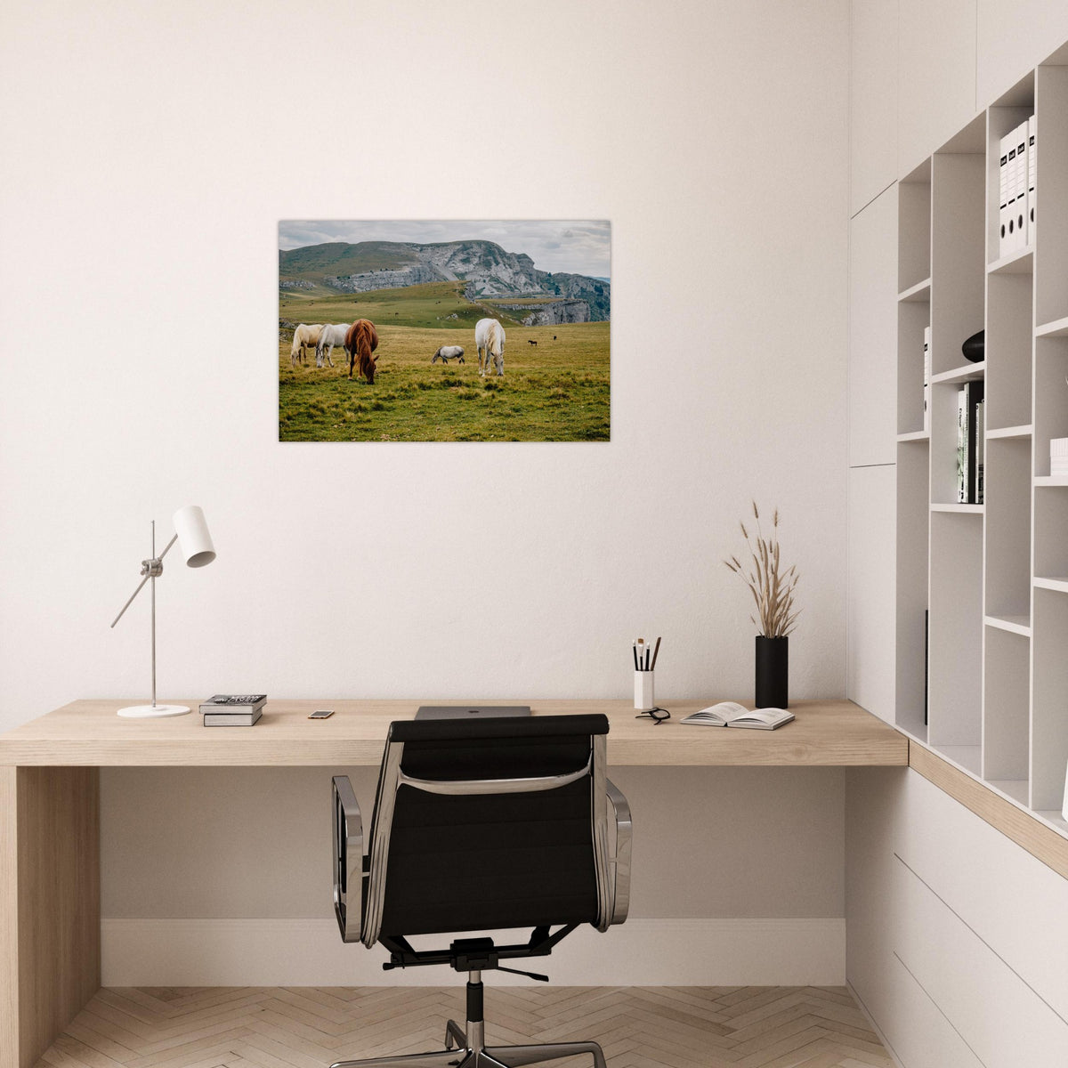 Tableau photo de chevaux dans les alpages de Font d’Urle sur aluminium Dibond mat, présenté au-dessus d’un bureau en bois