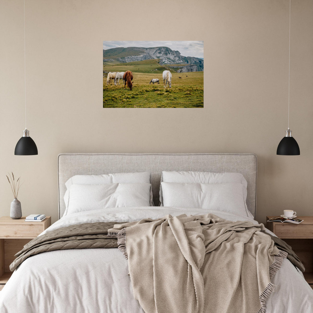 Tableau photo de chevaux dans les alpages de Font d’Urle sur aluminium Dibond mat, accroché au-dessus du lit dans une chambre