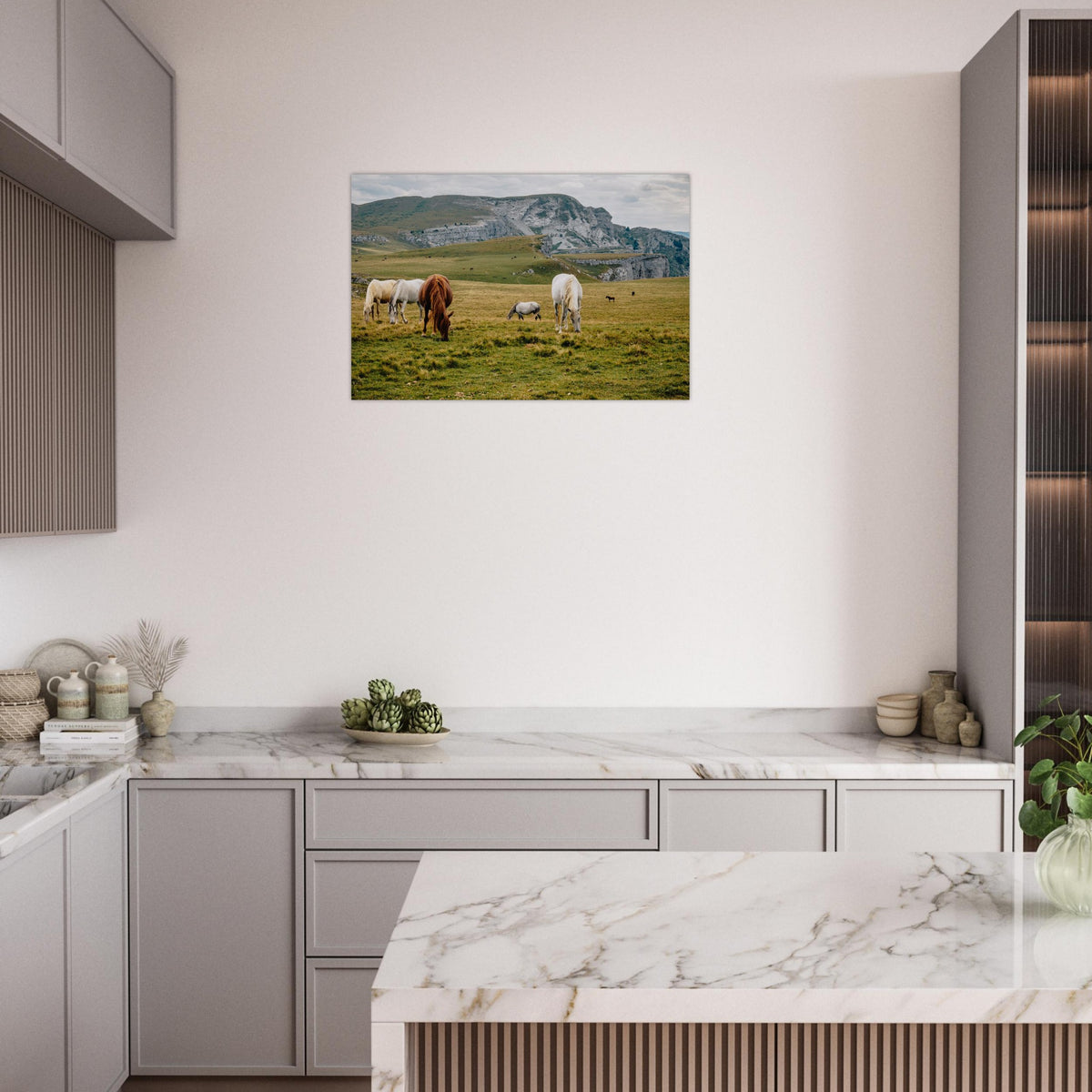 Tableau photo de chevaux dans les alpages de Font d’Urle sur aluminium Dibond mat, présenté dans une cuisine aux meubles gris