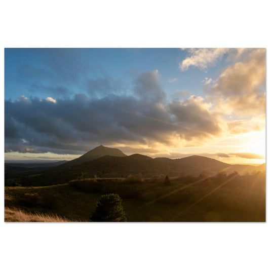 Tableau photo Photo d'un coucher de soleil sur le Puy - De - Dôme — tirage aluminium Dibond mat, fabrication française, prêt à accrocher