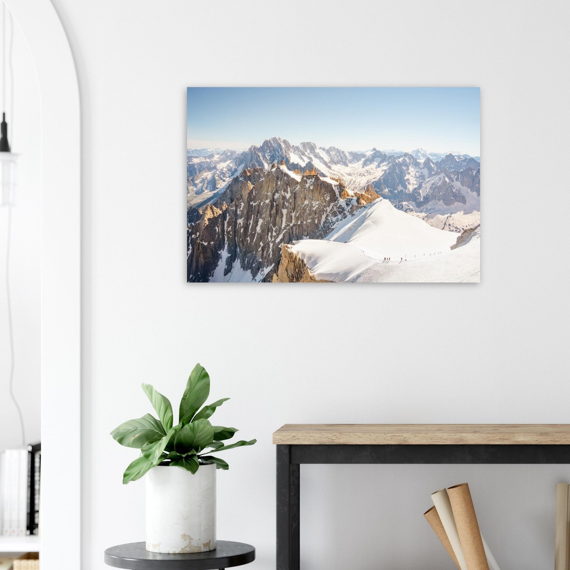 Tableau photo d’alpinistes à l’Aiguille du Midi sur aluminium Dibond mat, exposé dans une chambre