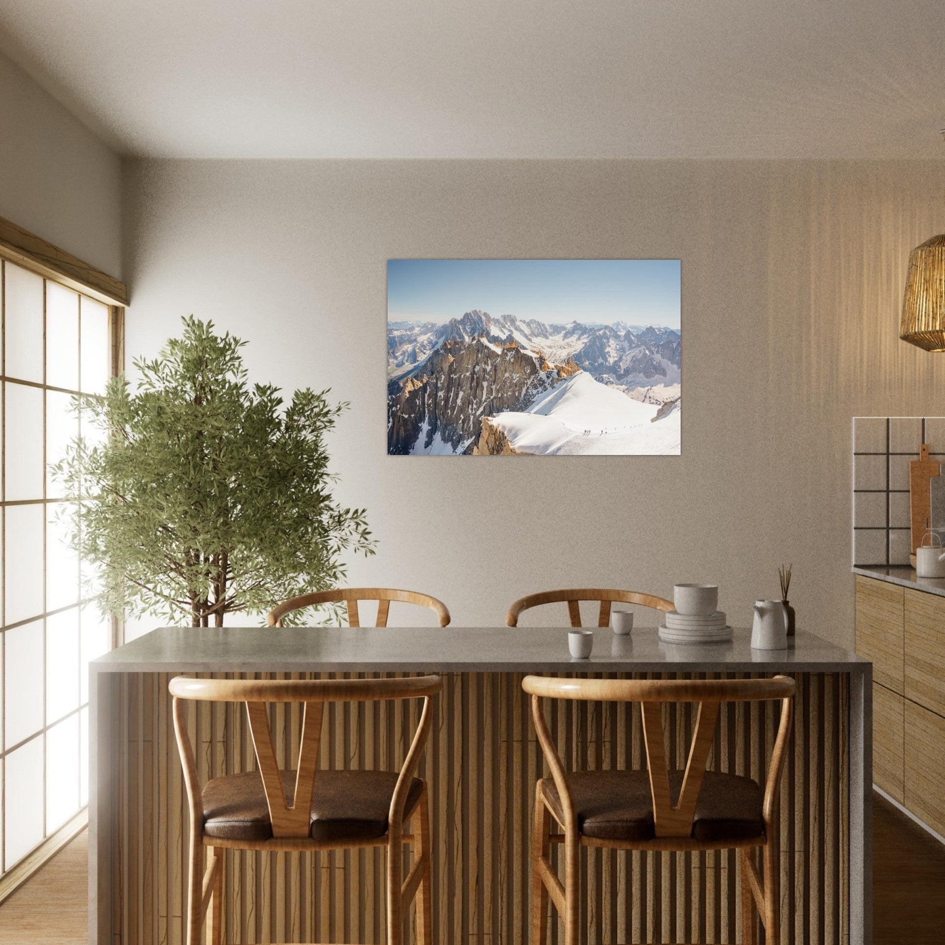 Tableau photo d’alpinistes à l’Aiguille du Midi sur aluminium Dibond mat, présenté dans un espace de vie