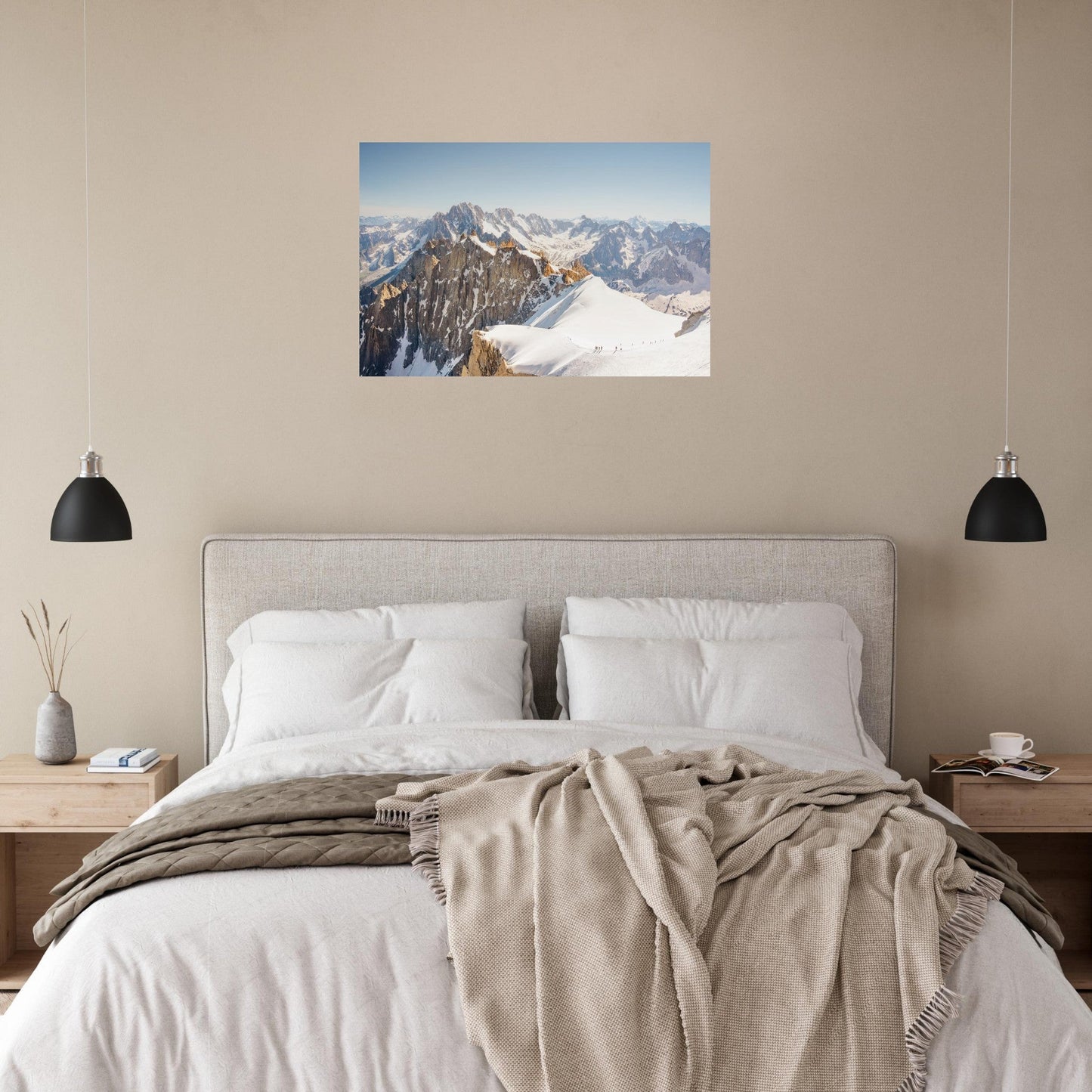 Tableau photo d’alpinistes à l’Aiguille du Midi sur aluminium Dibond mat, accroché sur un mur clair