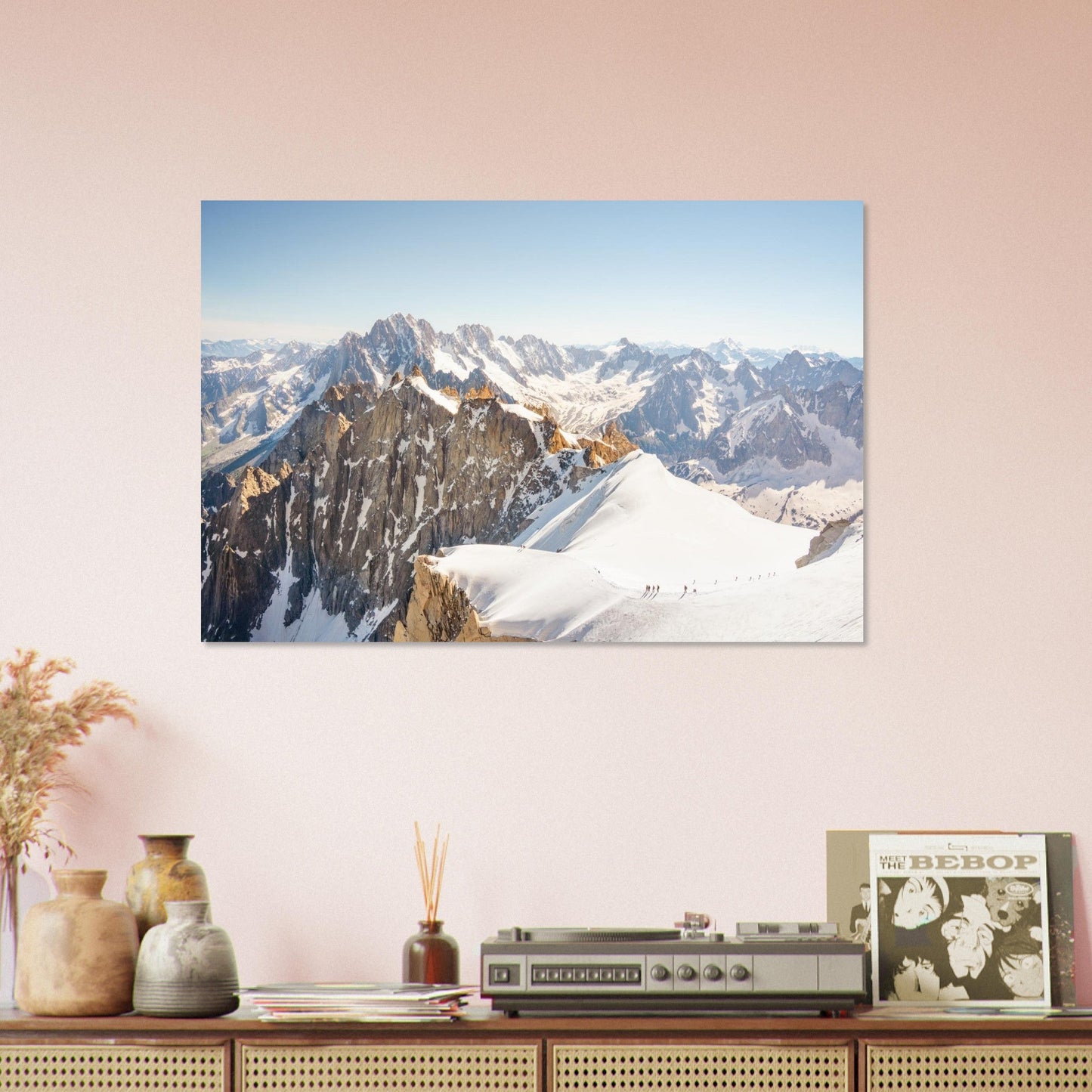 Tableau photo d’alpinistes à l’Aiguille du Midi sur aluminium Dibond mat, présenté dans un espace de travail