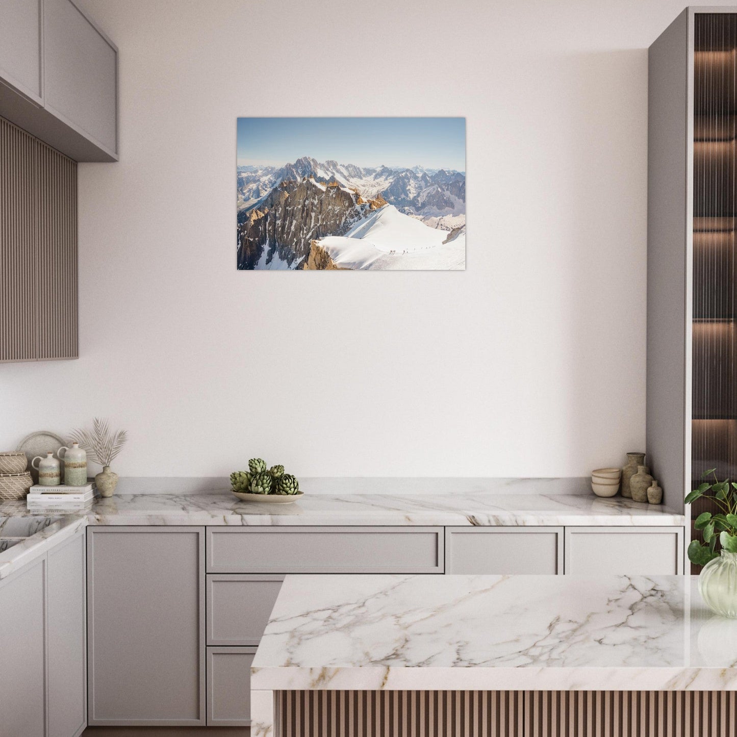 Tableau photo d’alpinistes à l’Aiguille du Midi sur aluminium Dibond mat, présenté dans un intérieur
