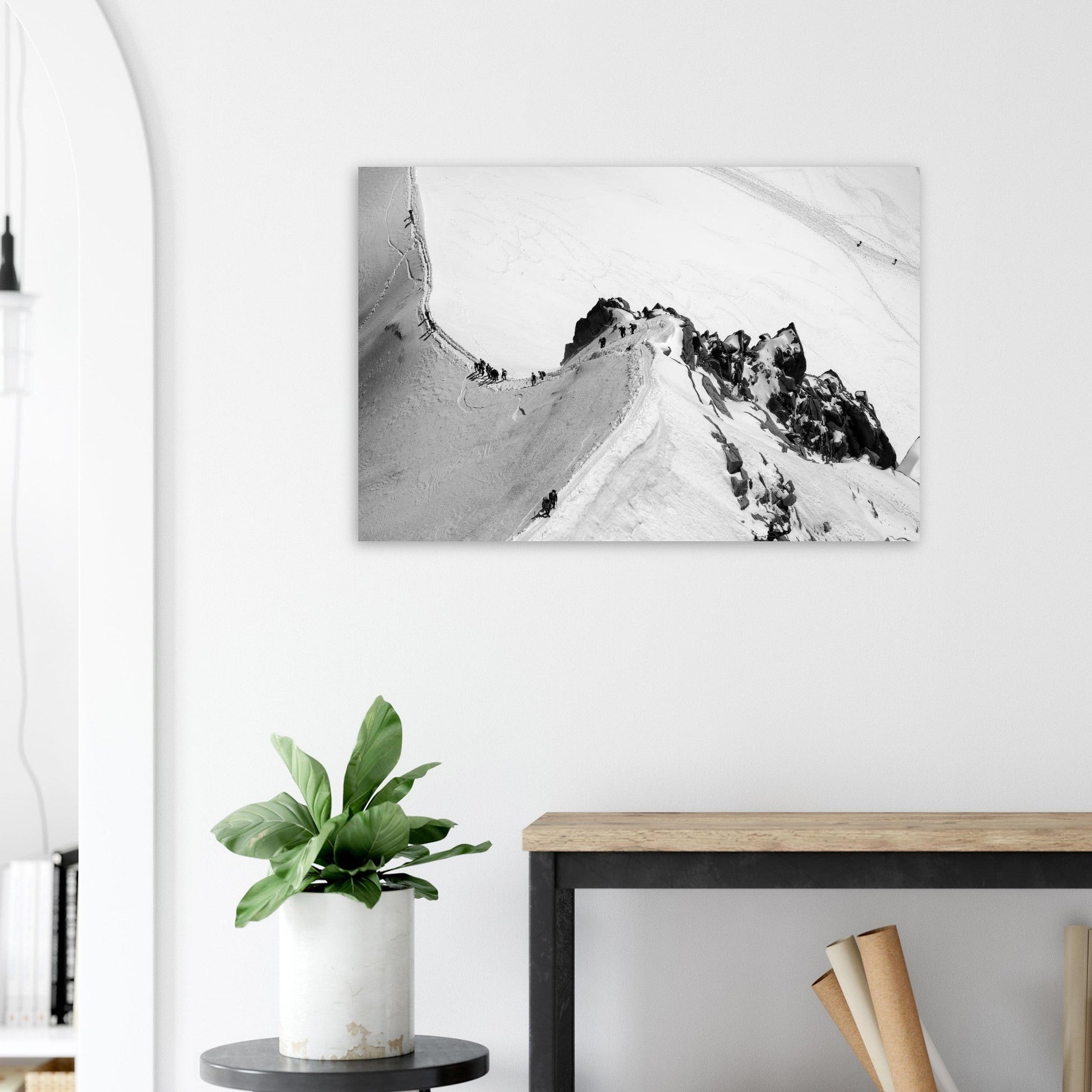 Photo d’alpinistes à l’Aiguille du Midi en noir et blanc — tableau photo paysage de montagne en Alu Dibond, imprimé à la commande en France