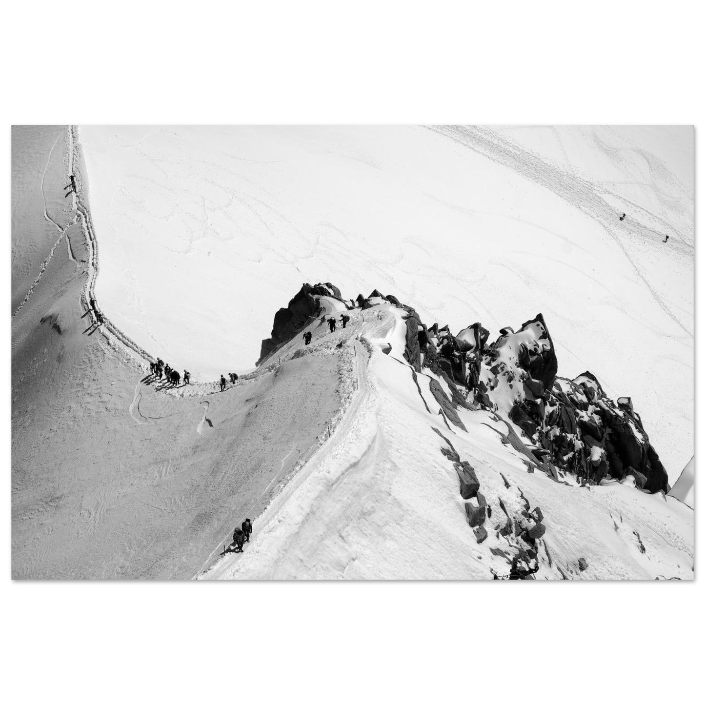 Photo d’alpinistes à l’Aiguille du Midi en noir et blanc — tableau photo paysage de montagne en Alu Dibond, imprimé à la commande en France