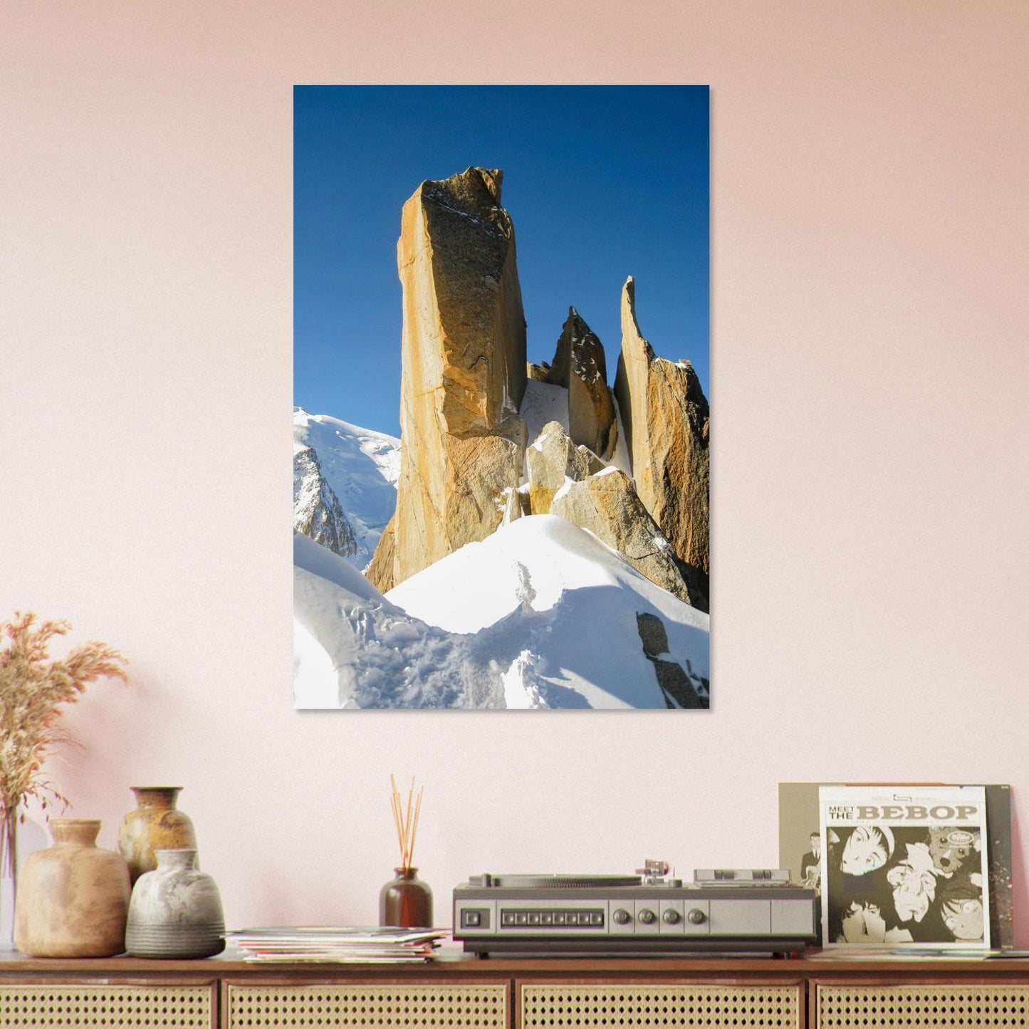 Tableau photo d’alpinistes sur l’arête des Cosmiques sur aluminium Dibond mat, présenté dans un espace de vie
