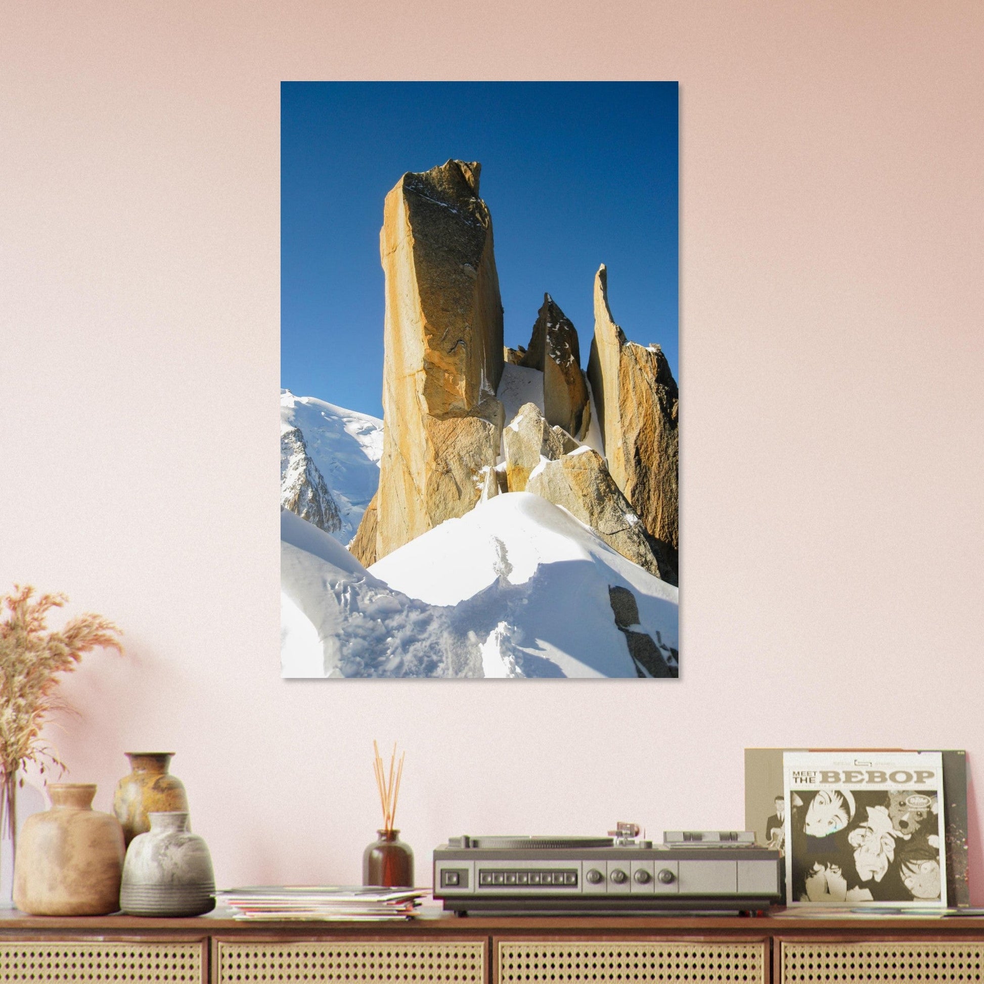 Tableau photo d’alpinistes sur l’arête des Cosmiques sur aluminium Dibond mat, présenté dans un espace de vie