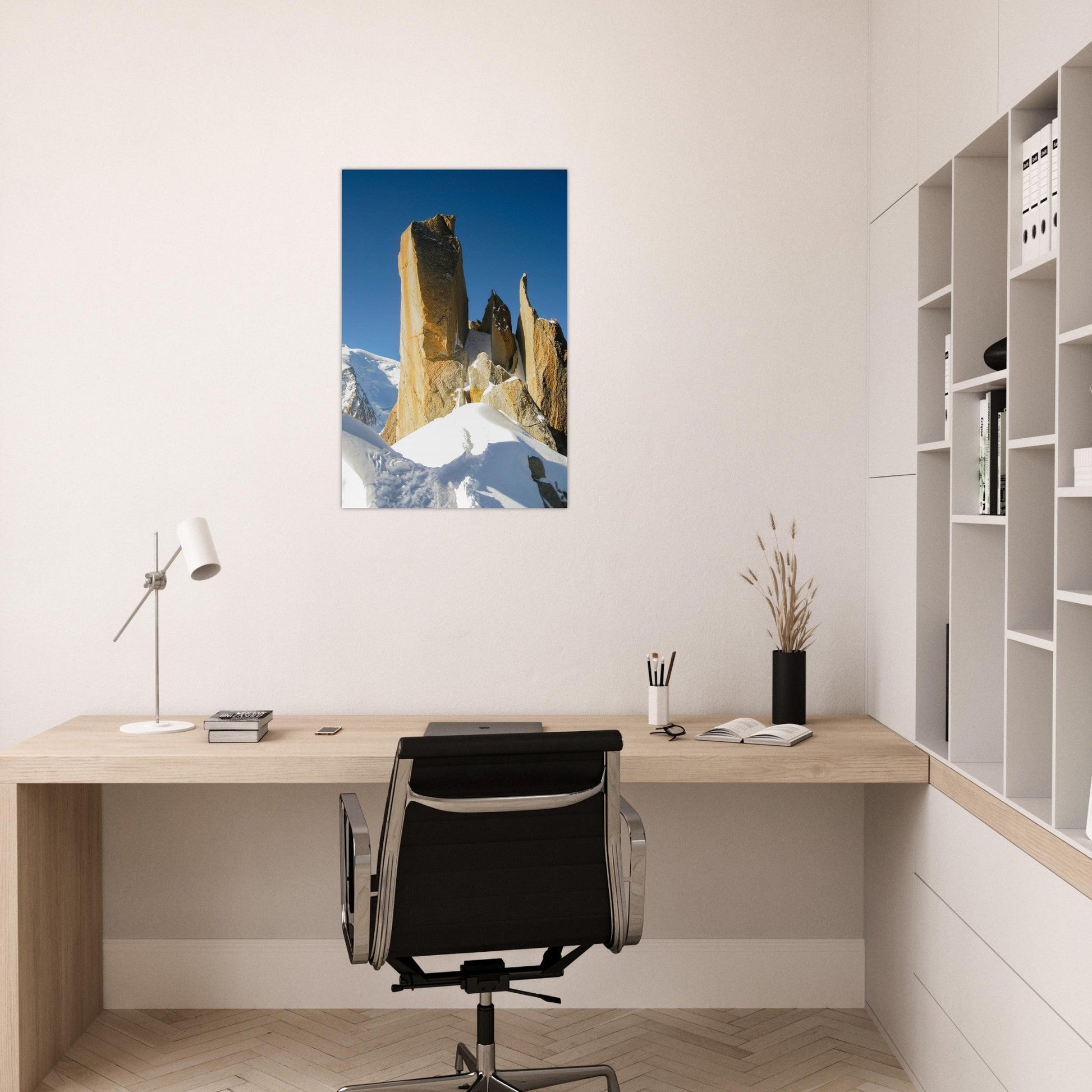 Tableau photo d’alpinistes sur l’arête des Cosmiques sur aluminium Dibond mat, mis en scène dans une cuisine moderne