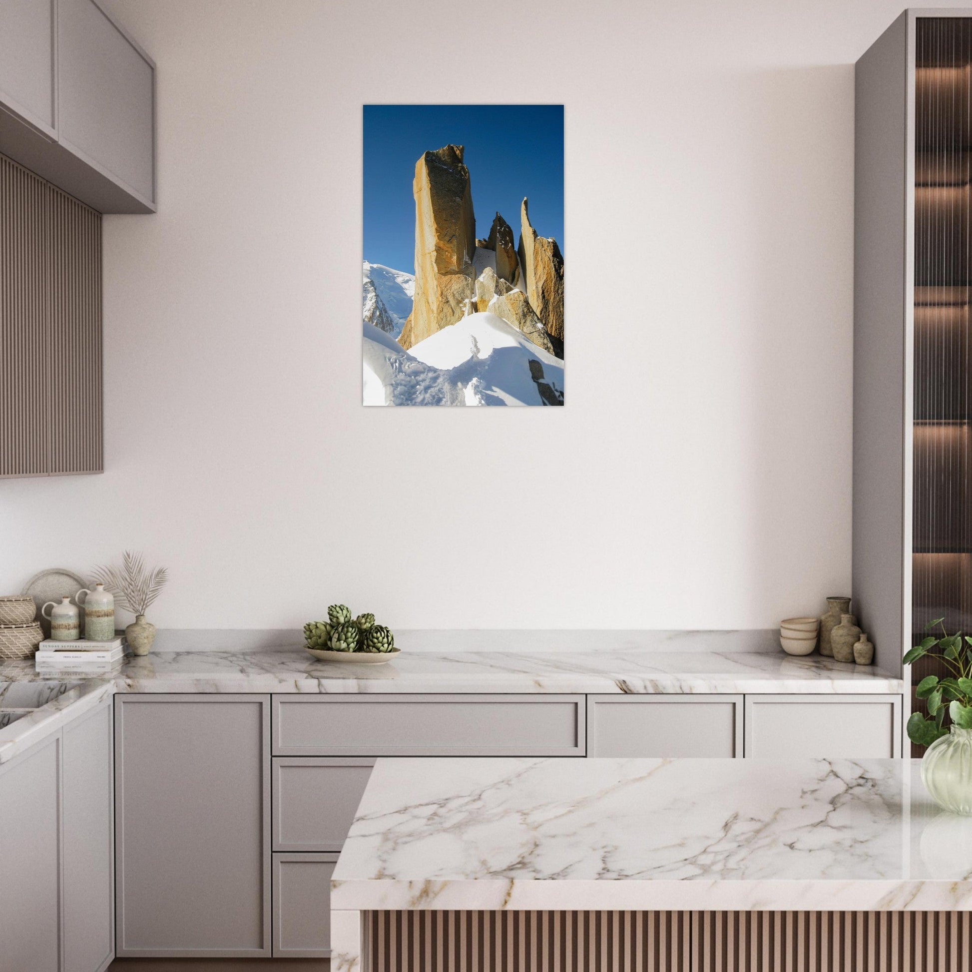 Tableau photo d’alpinistes sur l’arête des Cosmiques sur aluminium Dibond mat, accroché sur un mur clair