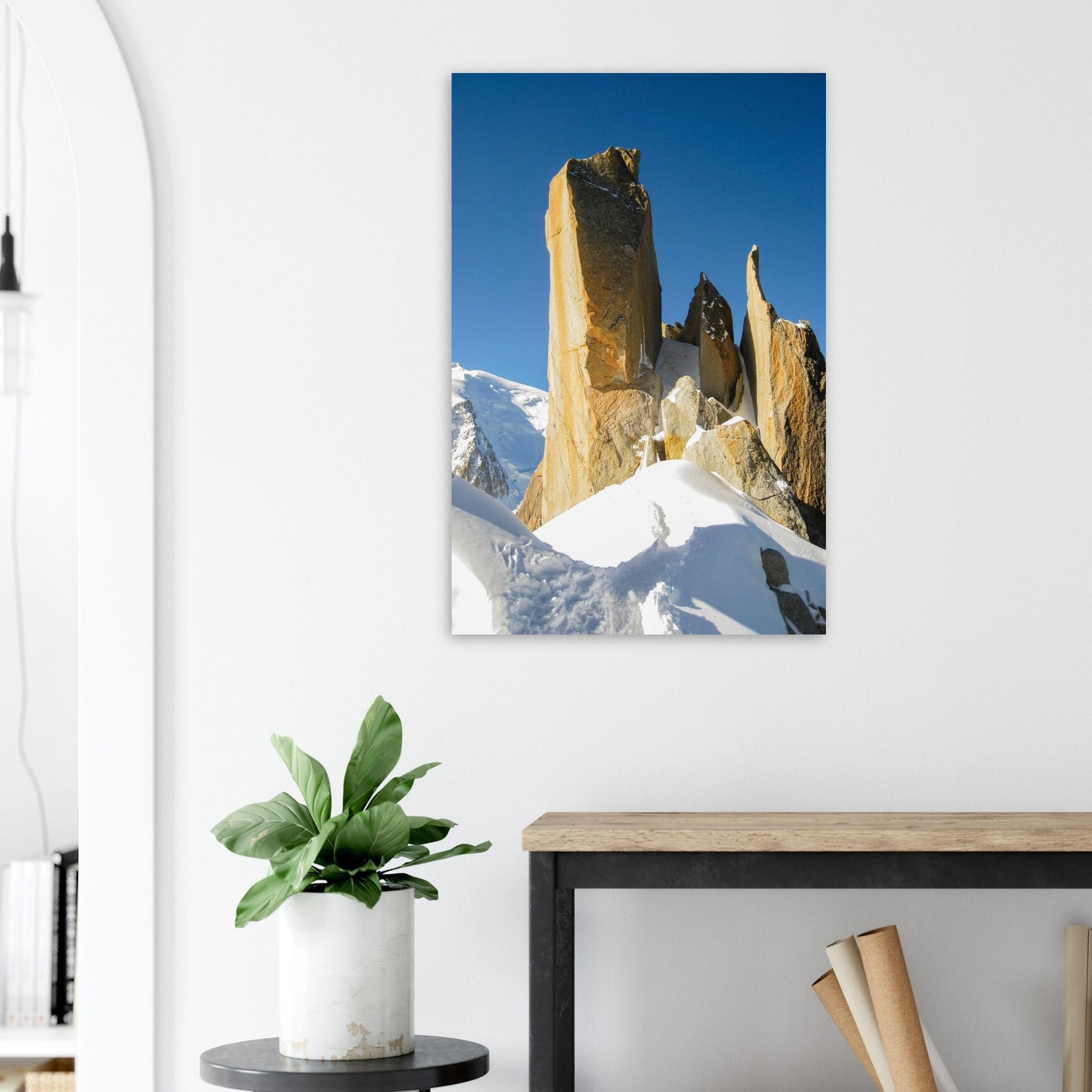 Tableau photo d’alpinistes sur l’arête des Cosmiques sur aluminium Dibond mat, exposé dans une chambre