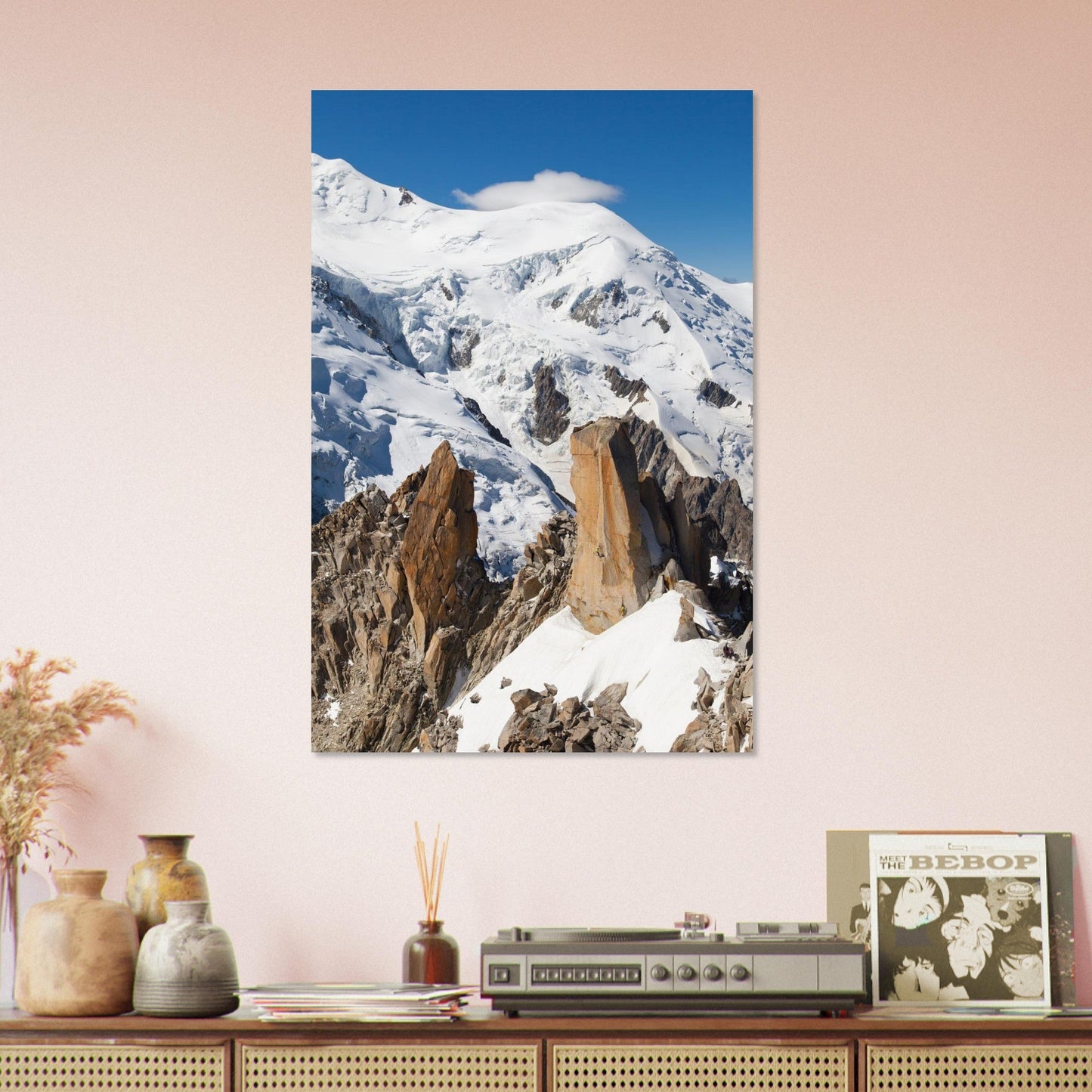 Tableau photo d'Alpinistes sur l’arête des Cosmiques face au Mont-Blanc sur aluminium Dibond mat, mis en scène dans une cuisine moderne